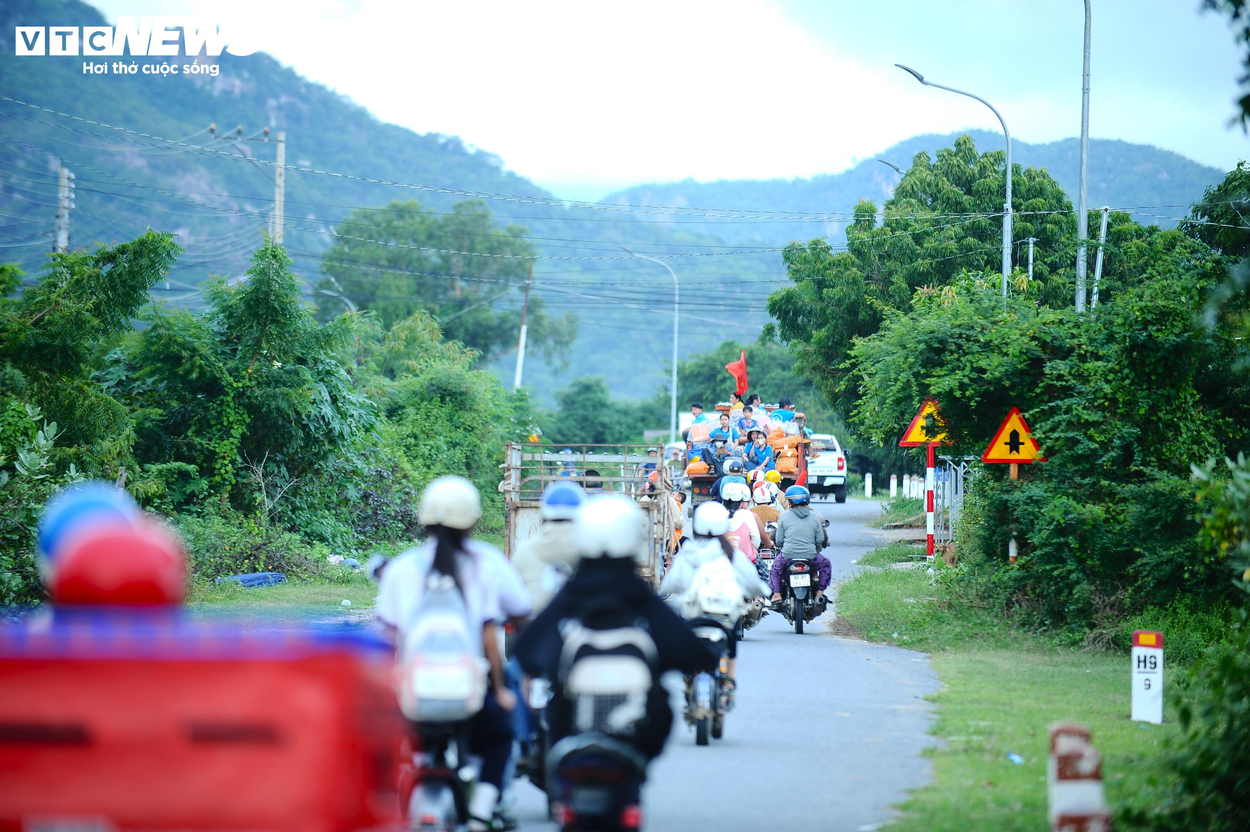 Người dân Lâm Đồng giúp nhau dựng lại từng mái nhà sau sự cố vỡ hồ chứa nước - 3