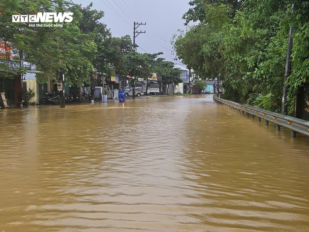 Nước sông dâng vượt xa báo động 3, TP Huế tiếp tục chìm trong biển nước - 7