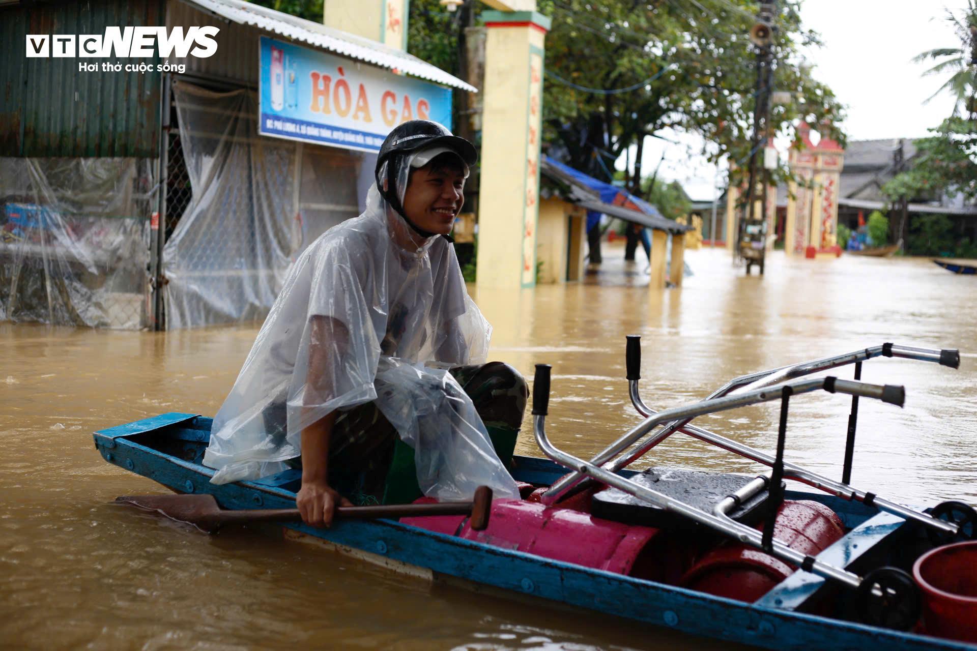Nước sông dâng vượt xa báo động 3, TP Huế tiếp tục chìm trong biển nước - 2