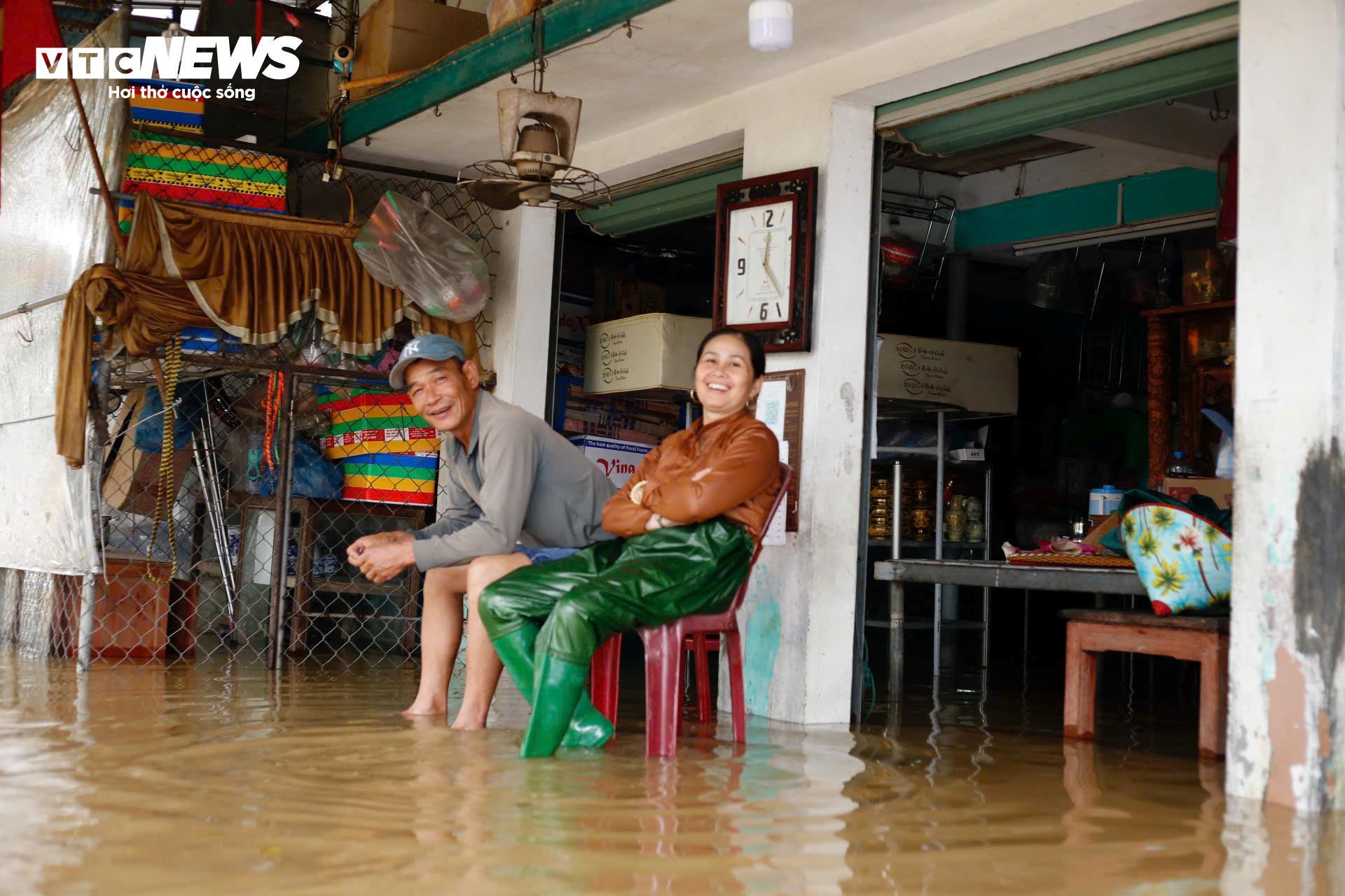 Nước sông dâng vượt xa báo động 3, TP Huế tiếp tục chìm trong biển nước - 4