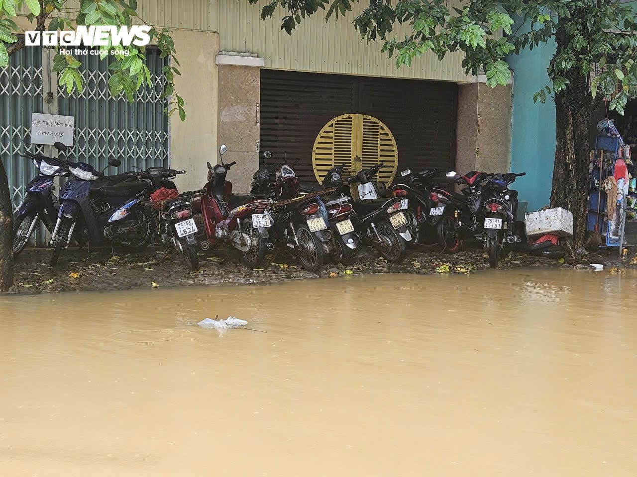 Nước sông dâng vượt xa báo động 3, TP Huế tiếp tục chìm trong biển nước - 8