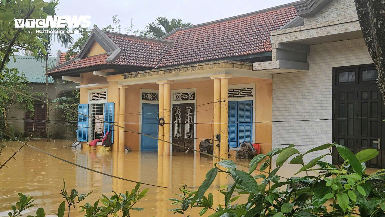 Nước sông dâng vượt xa báo động 3, TP Huế tiếp tục chìm trong biển nước - 10