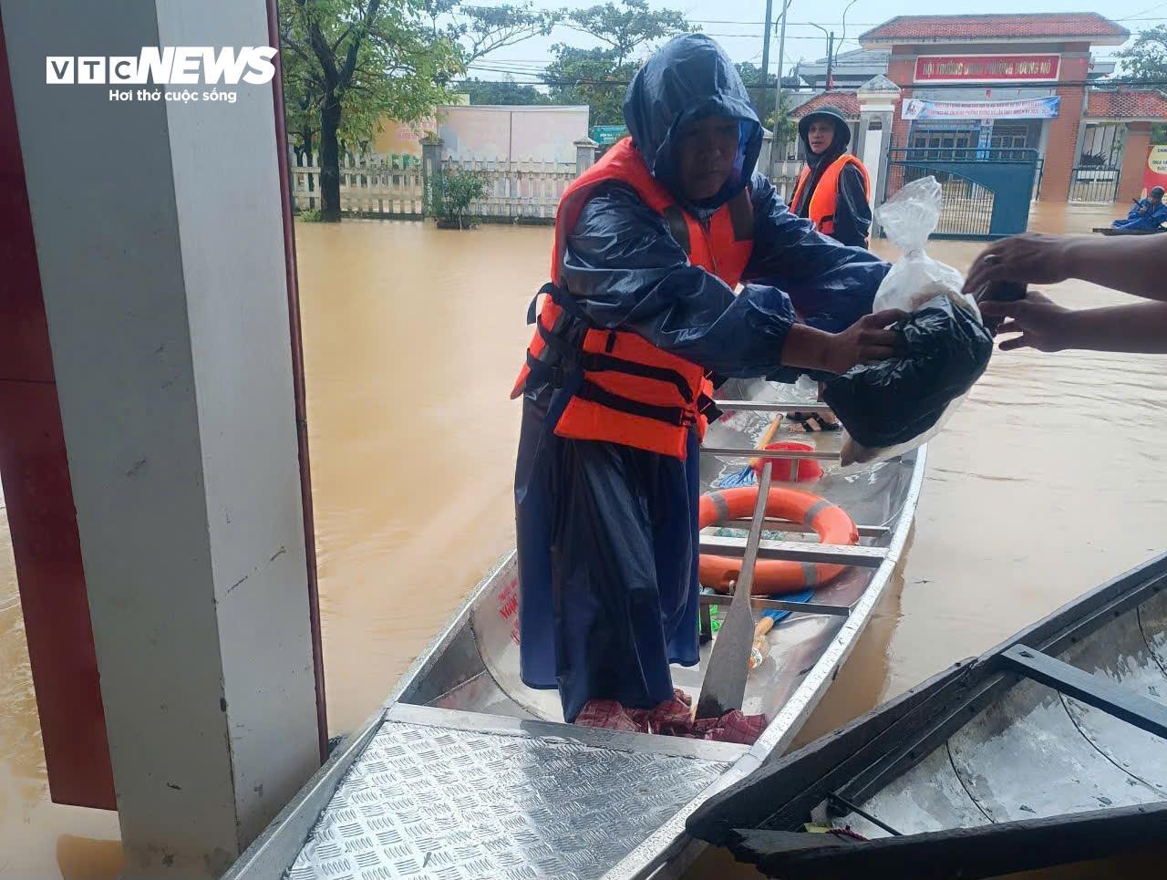 Nước sông dâng vượt xa báo động 3, TP Huế tiếp tục chìm trong biển nước - 11
