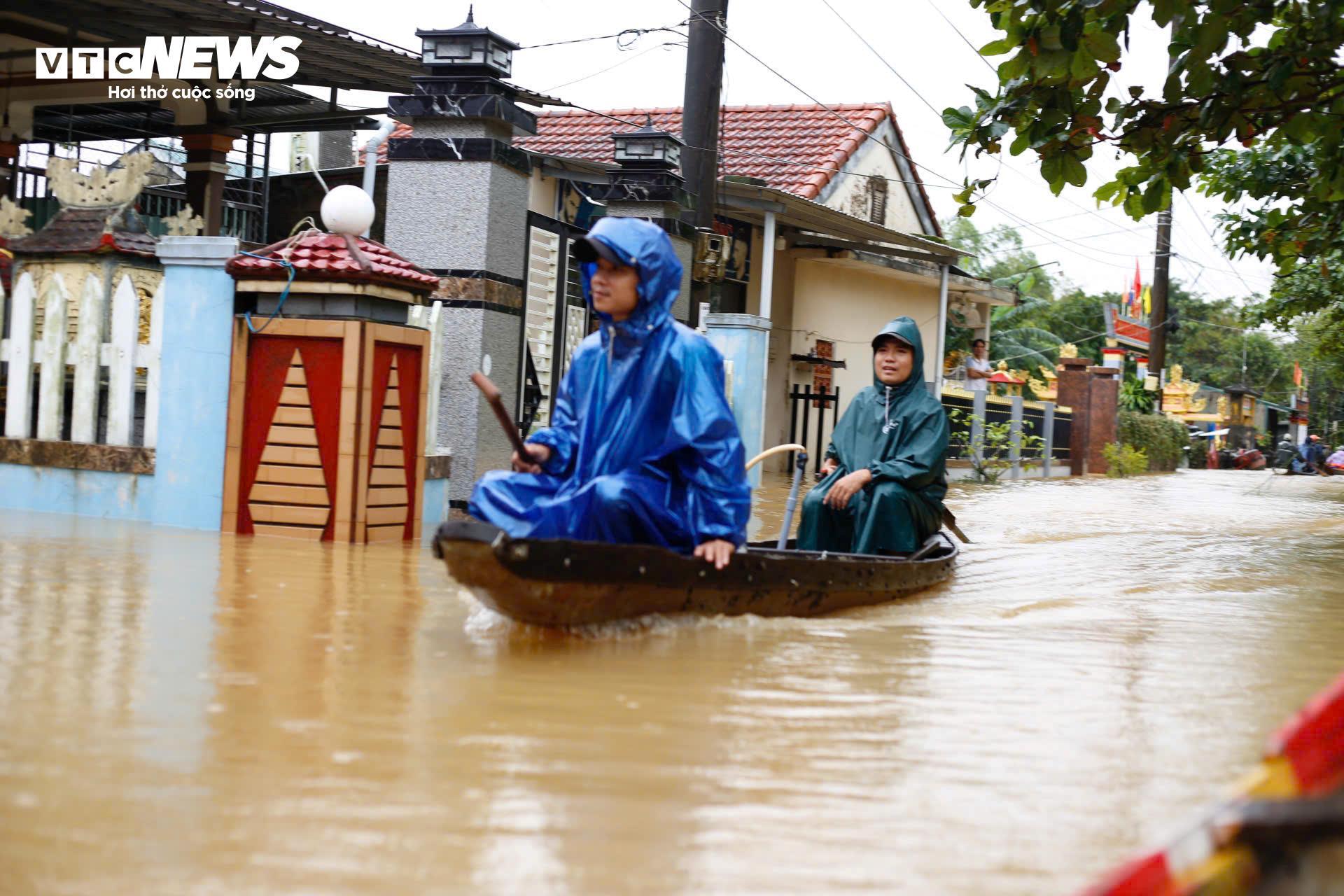 Nước sông dâng vượt xa báo động 3, TP Huế tiếp tục chìm trong biển nước - 1