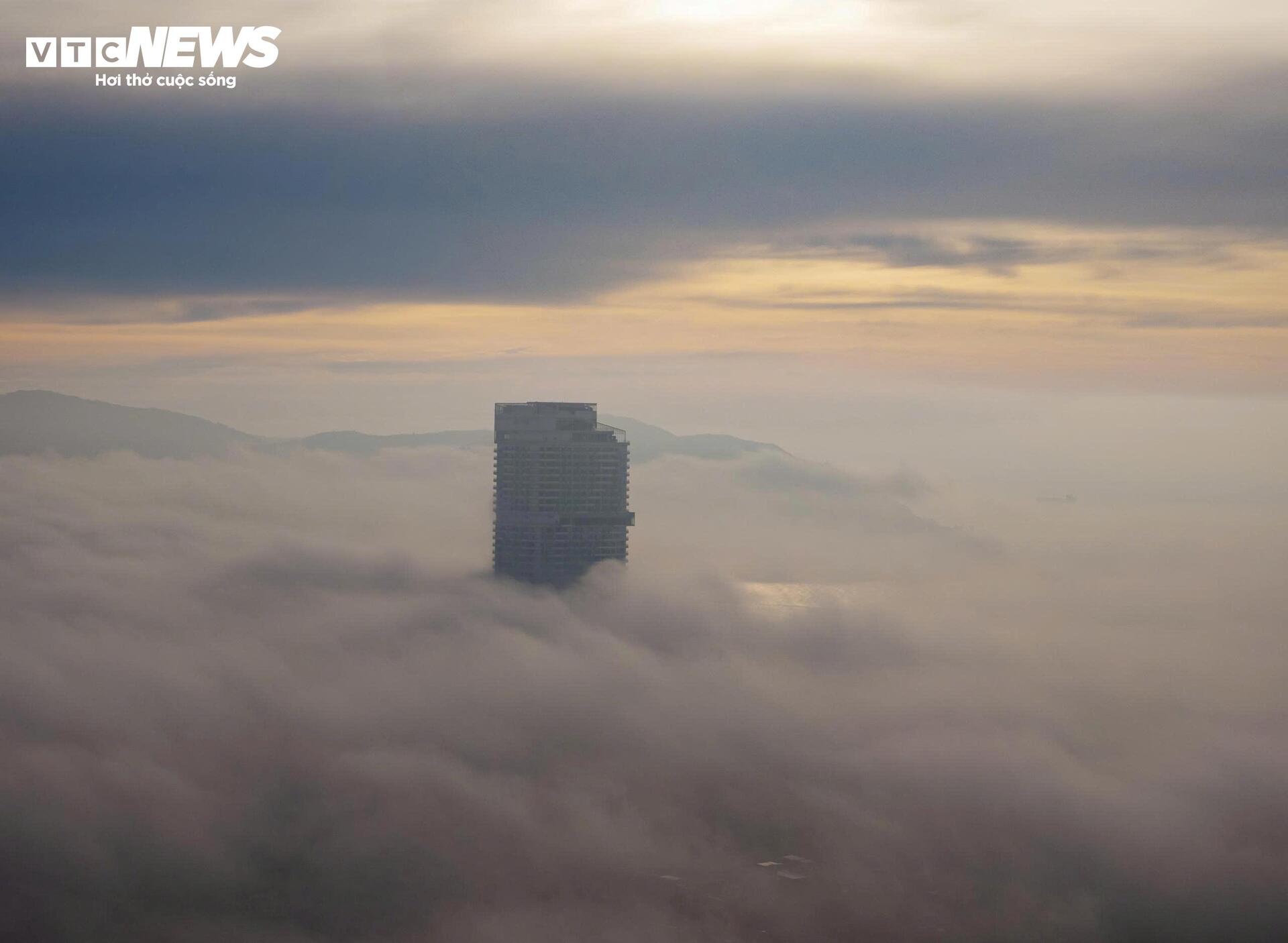 Sáng nay, phố biển Quy Nhơn ‘mơ màng’ trong sương - 4