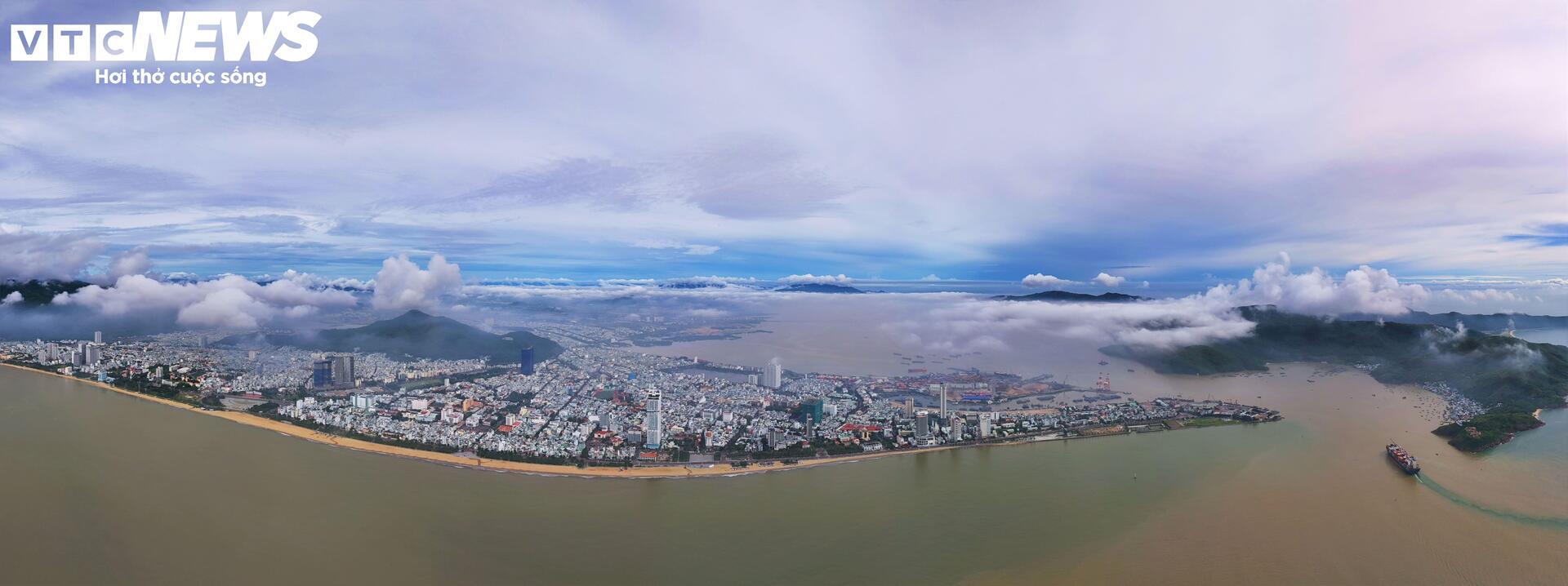 Sáng nay, phố biển Quy Nhơn ‘mơ màng’ trong sương - 12