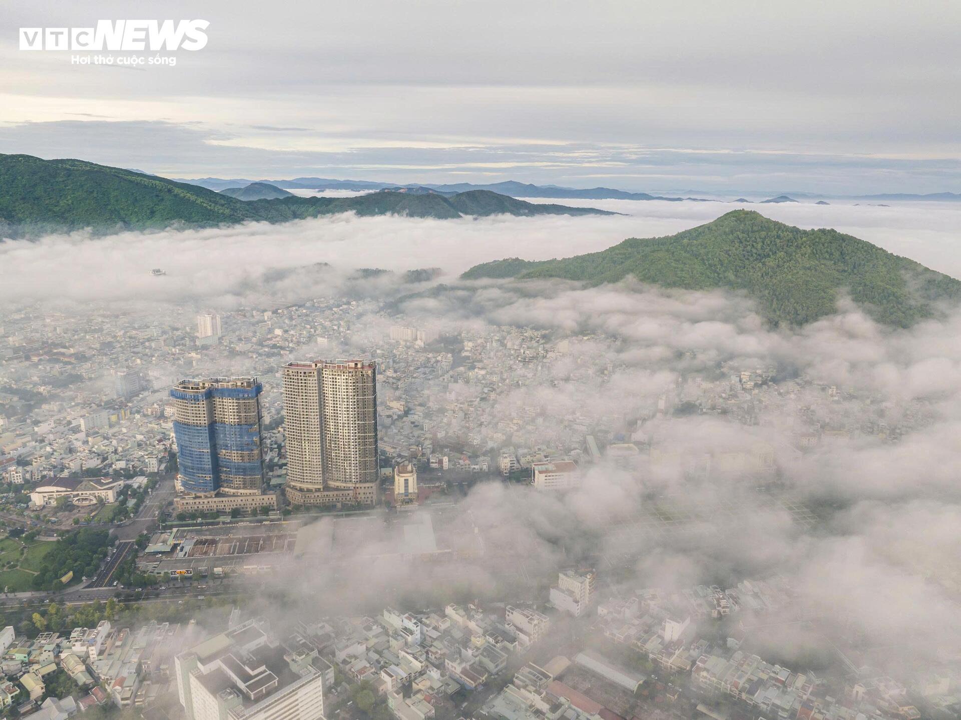 Sáng nay, phố biển Quy Nhơn ‘mơ màng’ trong sương - 10