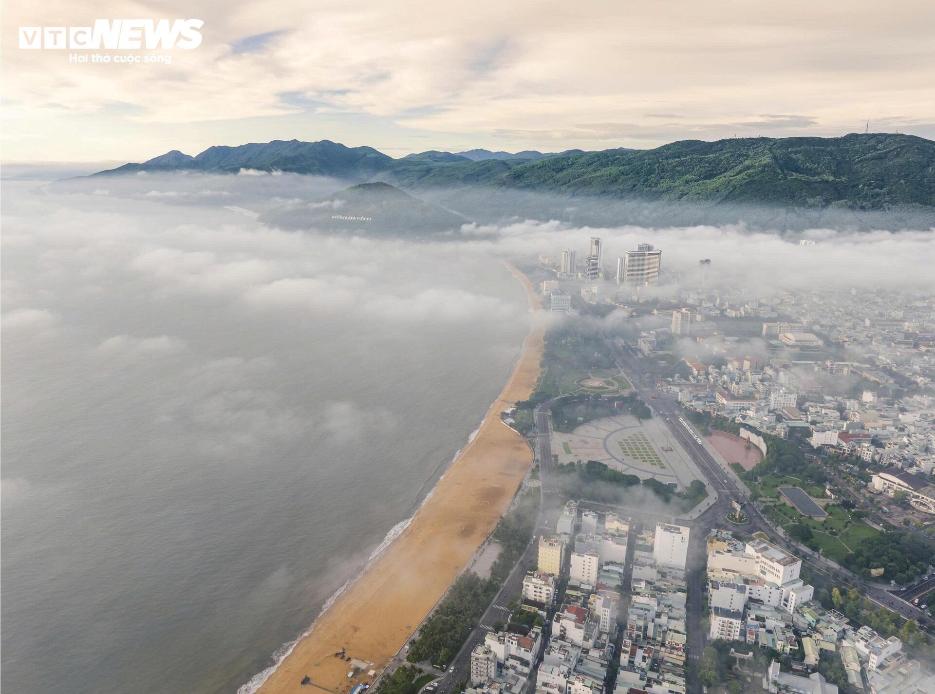 Sáng nay, phố biển Quy Nhơn ‘mơ màng’ trong sương - 6