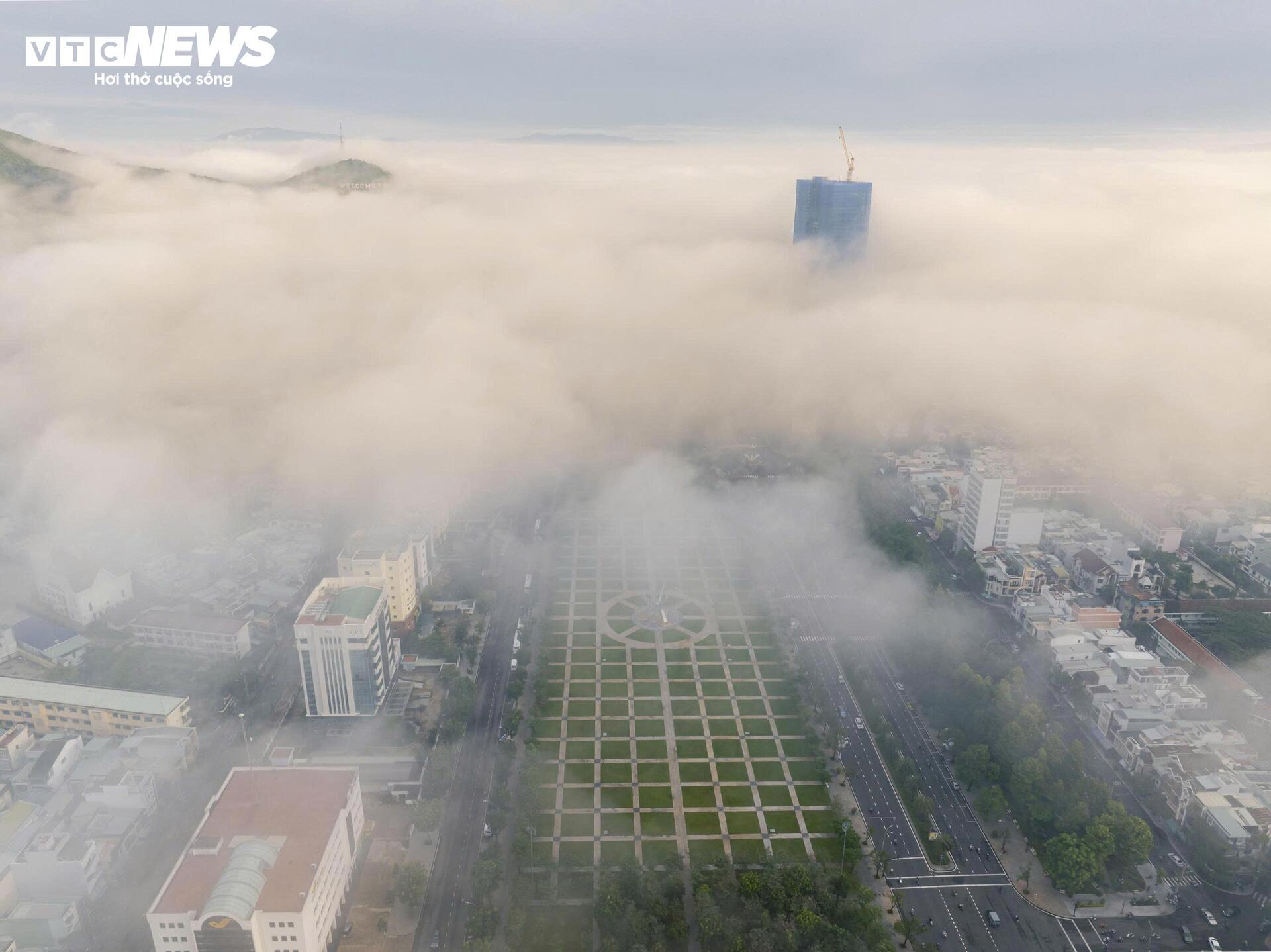 Sáng nay, phố biển Quy Nhơn ‘mơ màng’ trong sương - 11