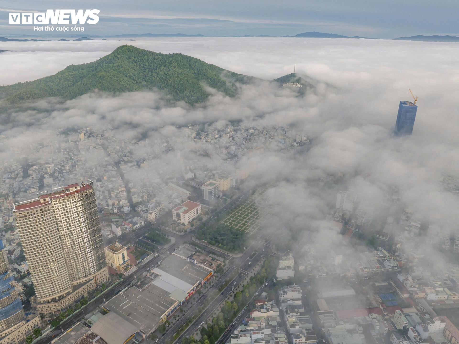 Sáng nay, phố biển Quy Nhơn ‘mơ màng’ trong sương - 2