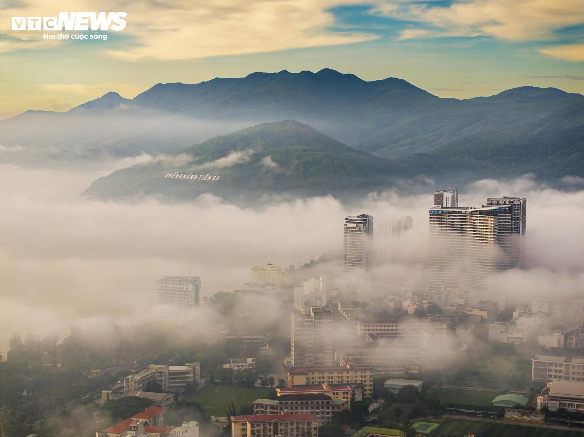 Sáng nay, phố biển Quy Nhơn ‘mơ màng’ trong sương - 3