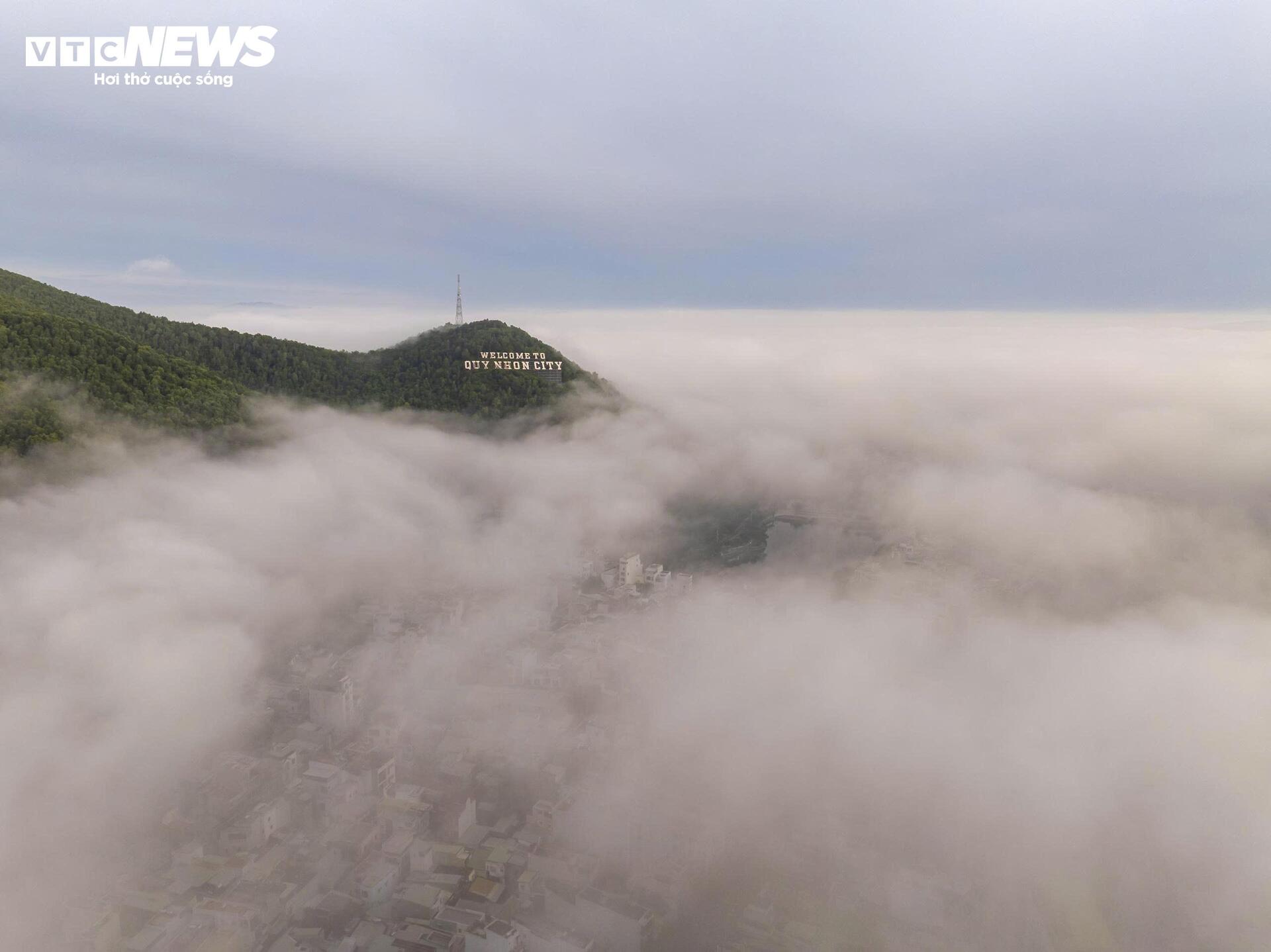 Sáng nay, phố biển Quy Nhơn ‘mơ màng’ trong sương - 5