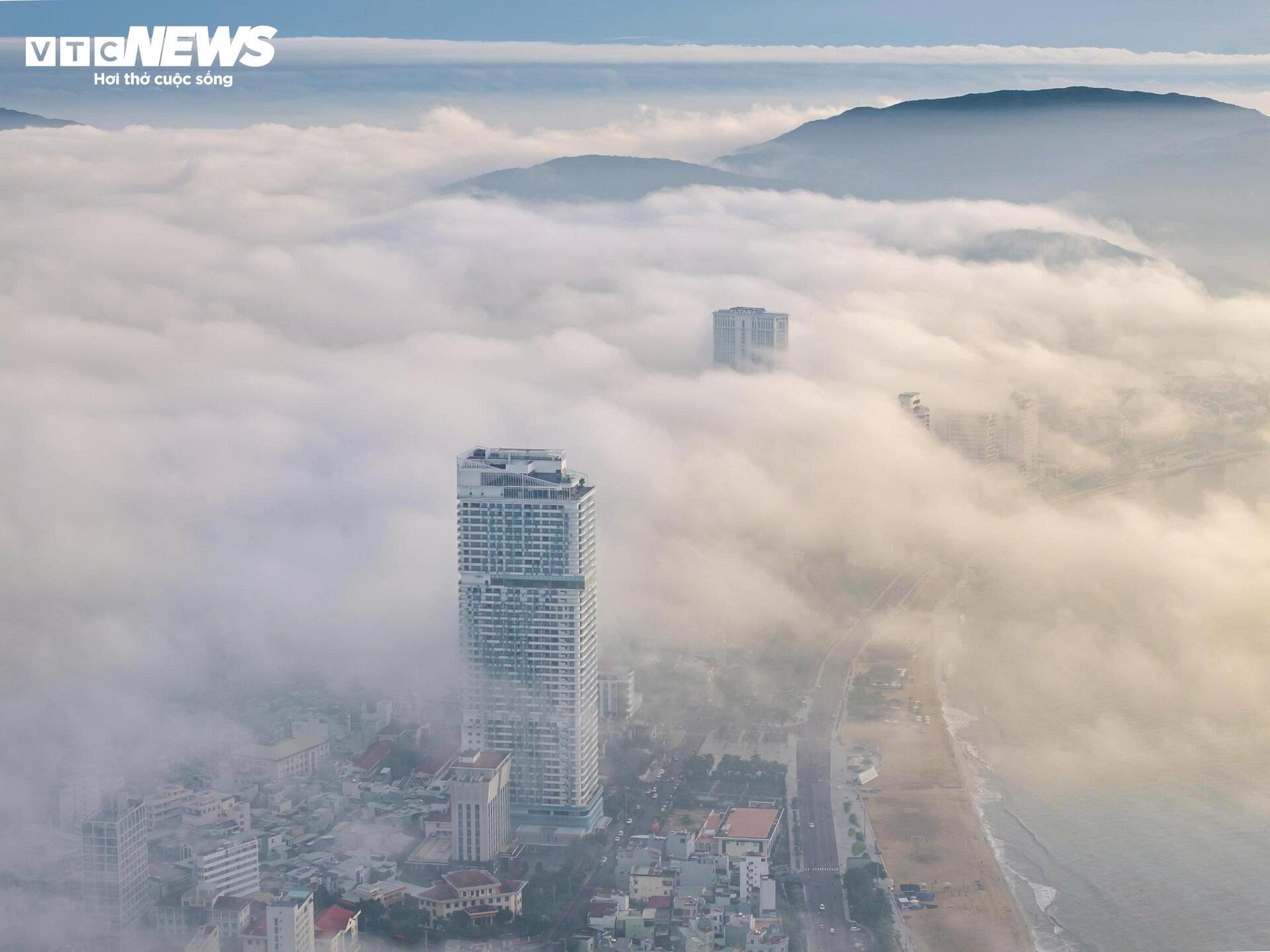 Sáng nay, phố biển Quy Nhơn ‘mơ màng’ trong sương - 1