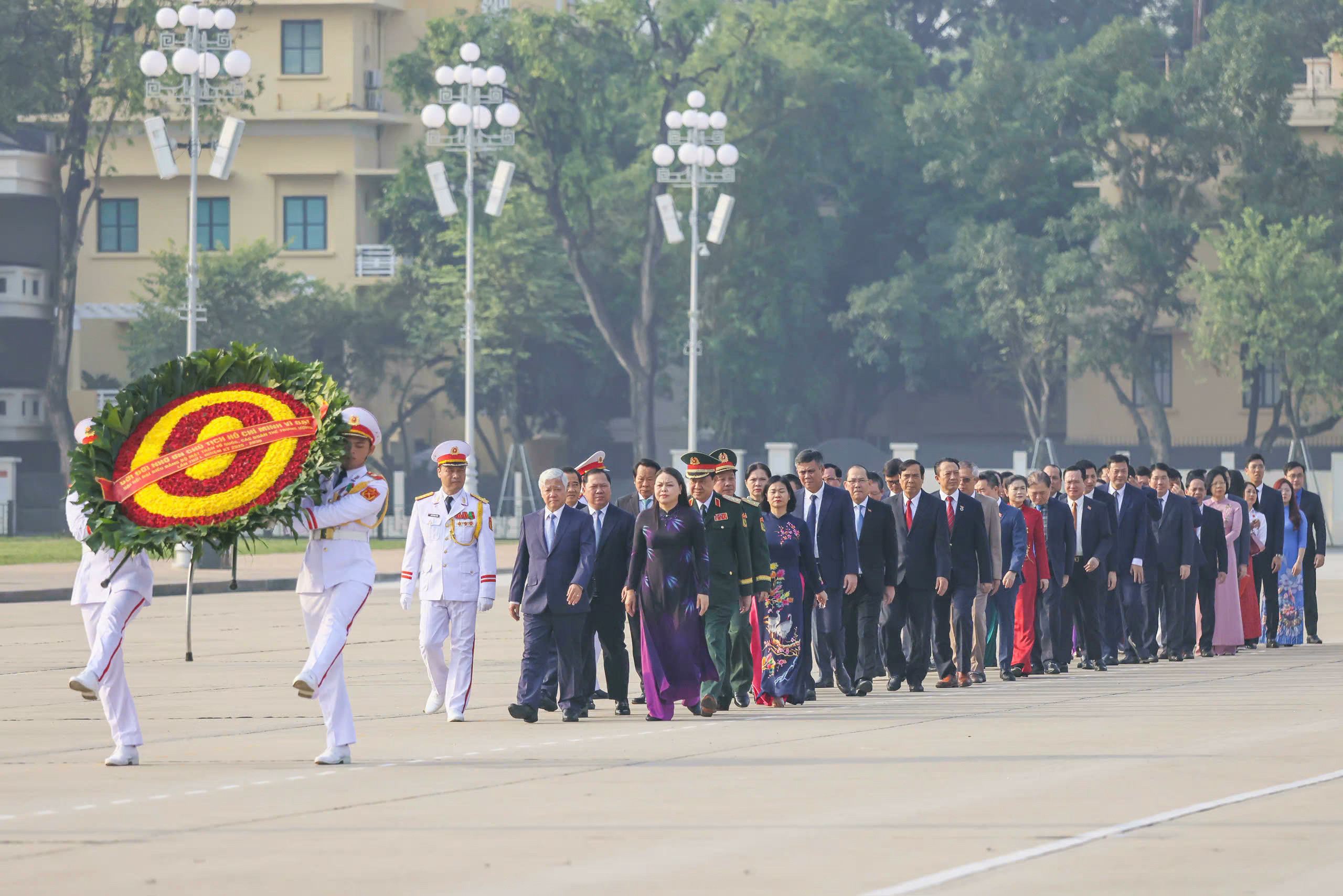 Đoàn đại biểu Đảng bộ MTTQ, các đoàn thể Trung ương vào Lăng viếng Bác - 1