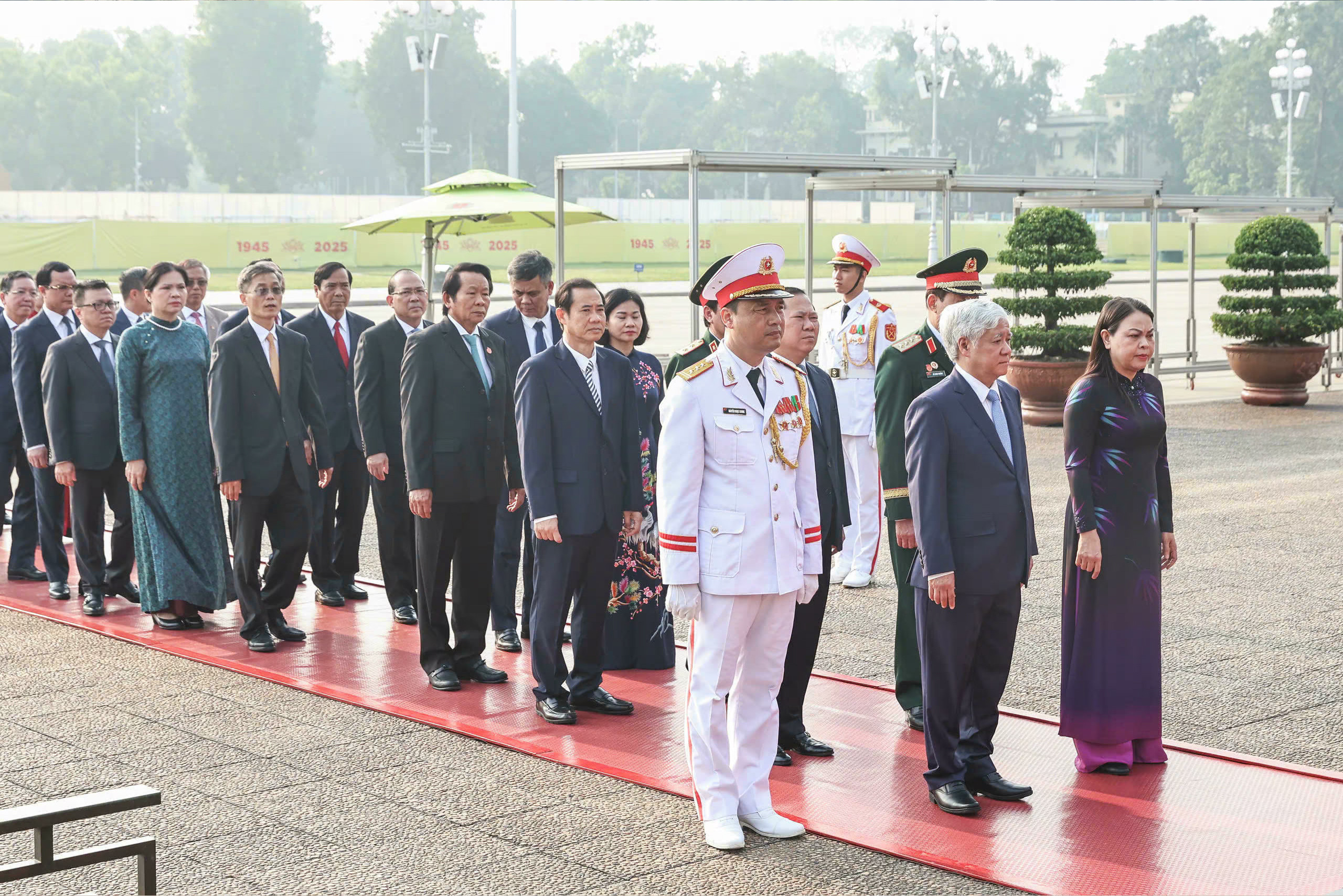 Đoàn đại biểu Đảng bộ MTTQ, các đoàn thể Trung ương vào Lăng viếng Bác - 3