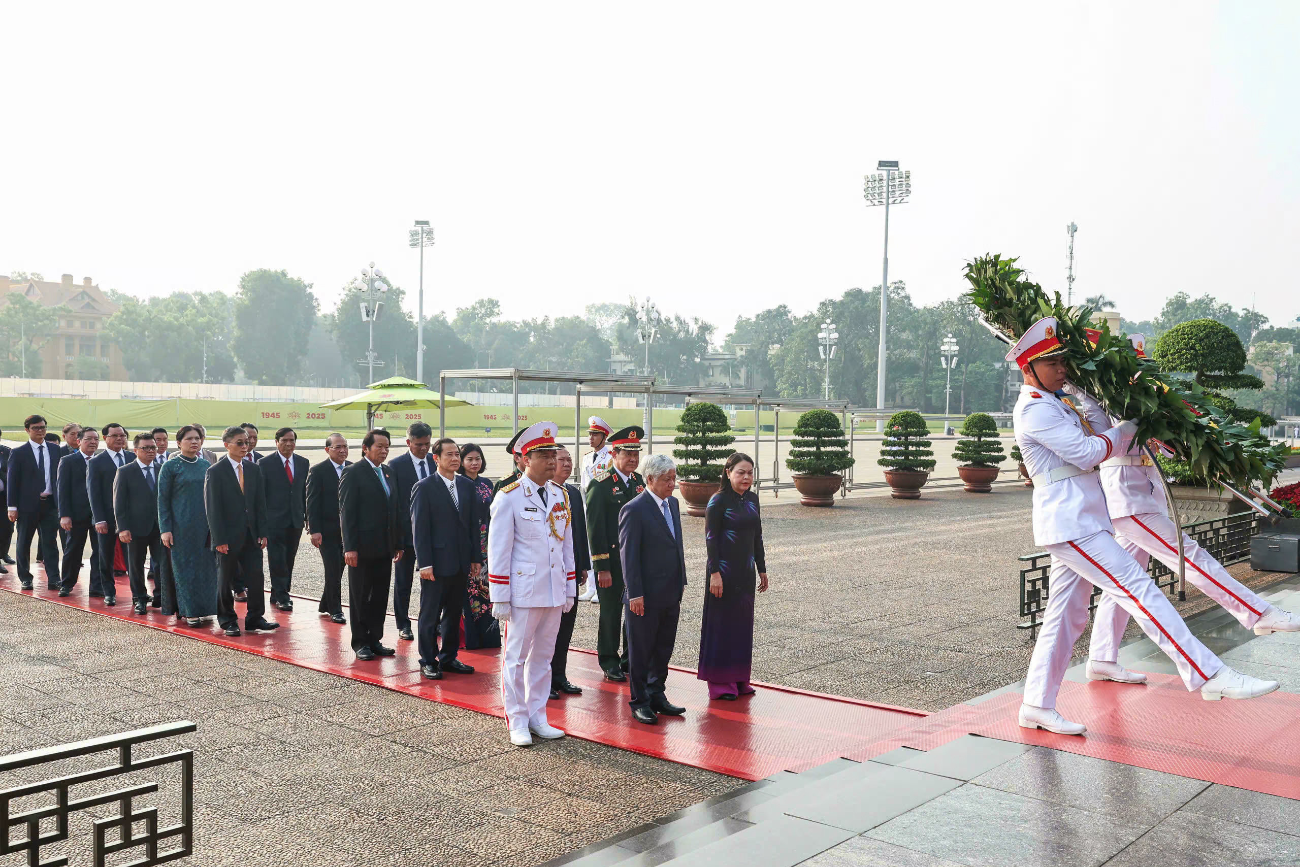 Đoàn đại biểu Đảng bộ MTTQ, các đoàn thể Trung ương vào Lăng viếng Bác - 2
