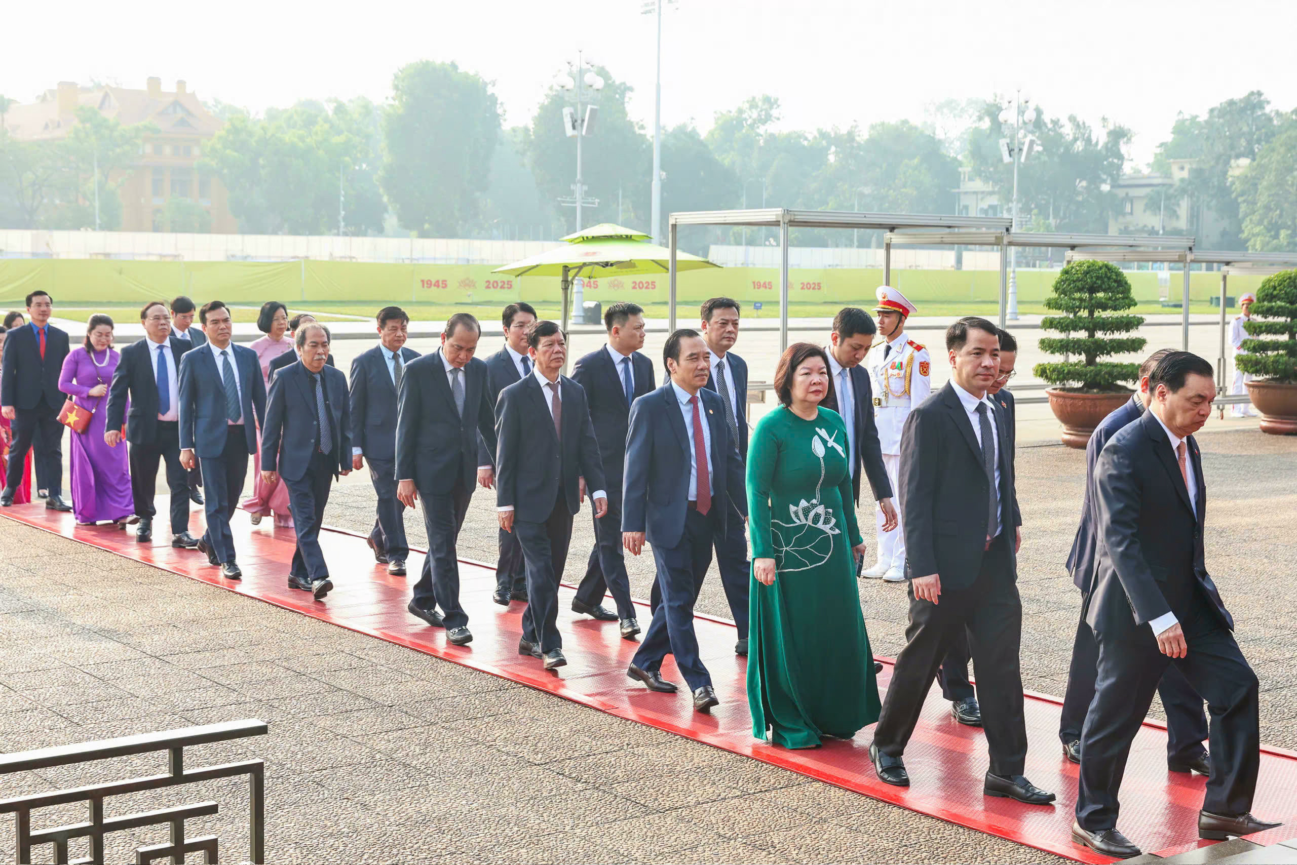 Đoàn đại biểu Đảng bộ MTTQ, các đoàn thể Trung ương vào Lăng viếng Bác - 5