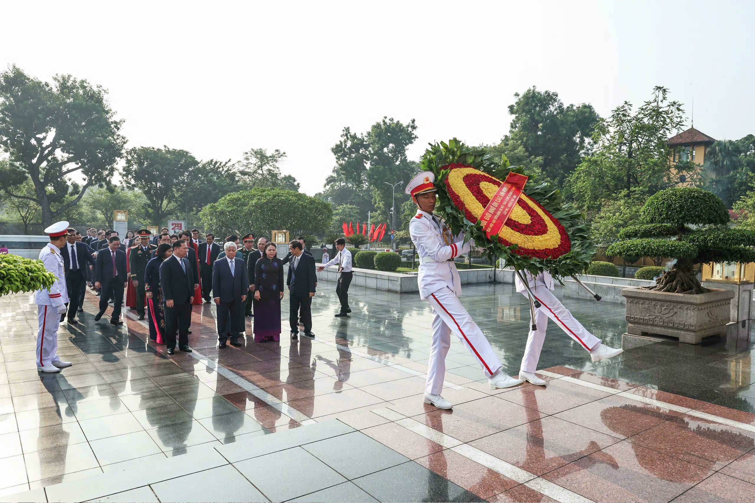 Đoàn đại biểu Đảng bộ MTTQ, các đoàn thể Trung ương vào Lăng viếng Bác - 7