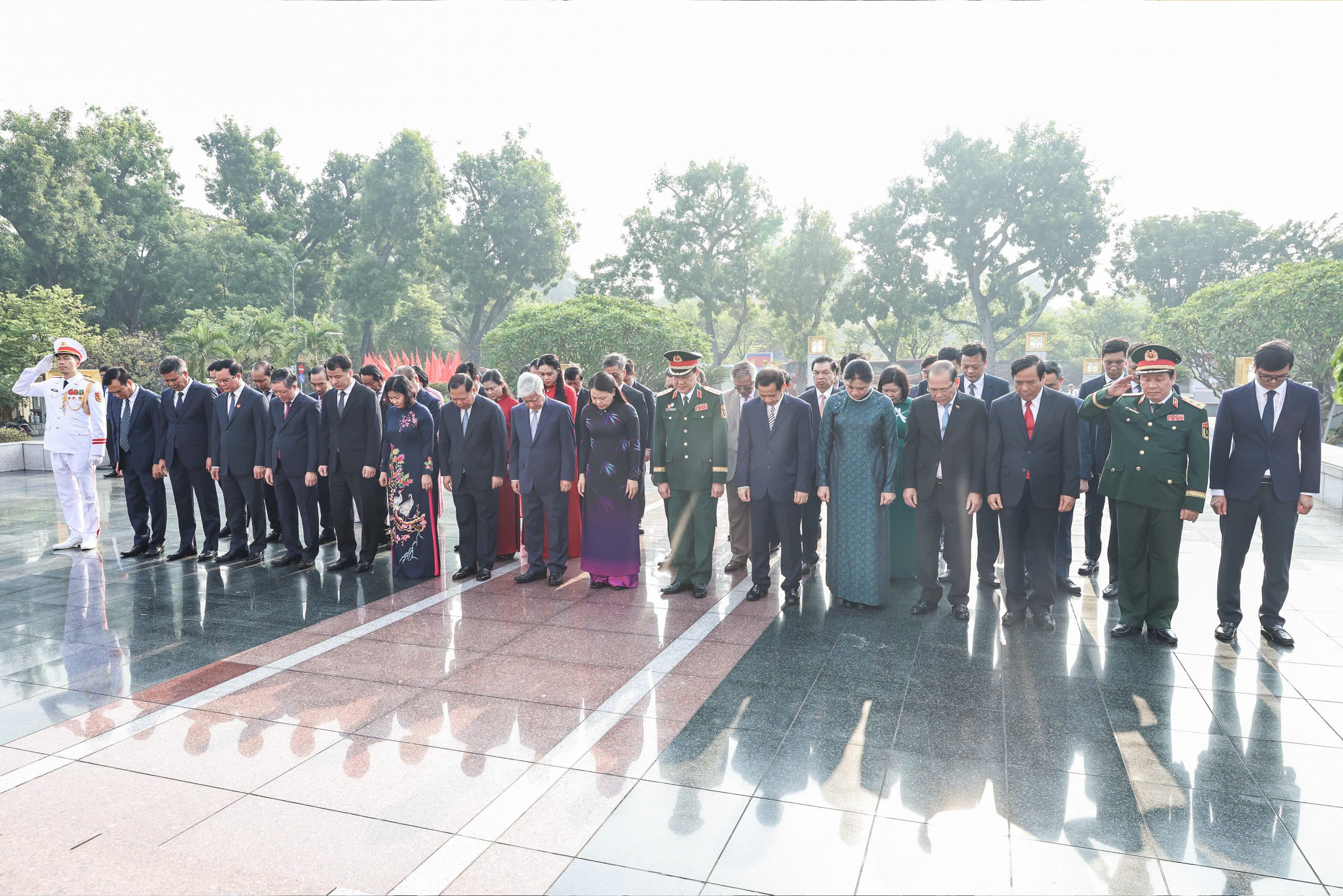 Đoàn đại biểu Đảng bộ MTTQ, các đoàn thể Trung ương vào Lăng viếng Bác - 9