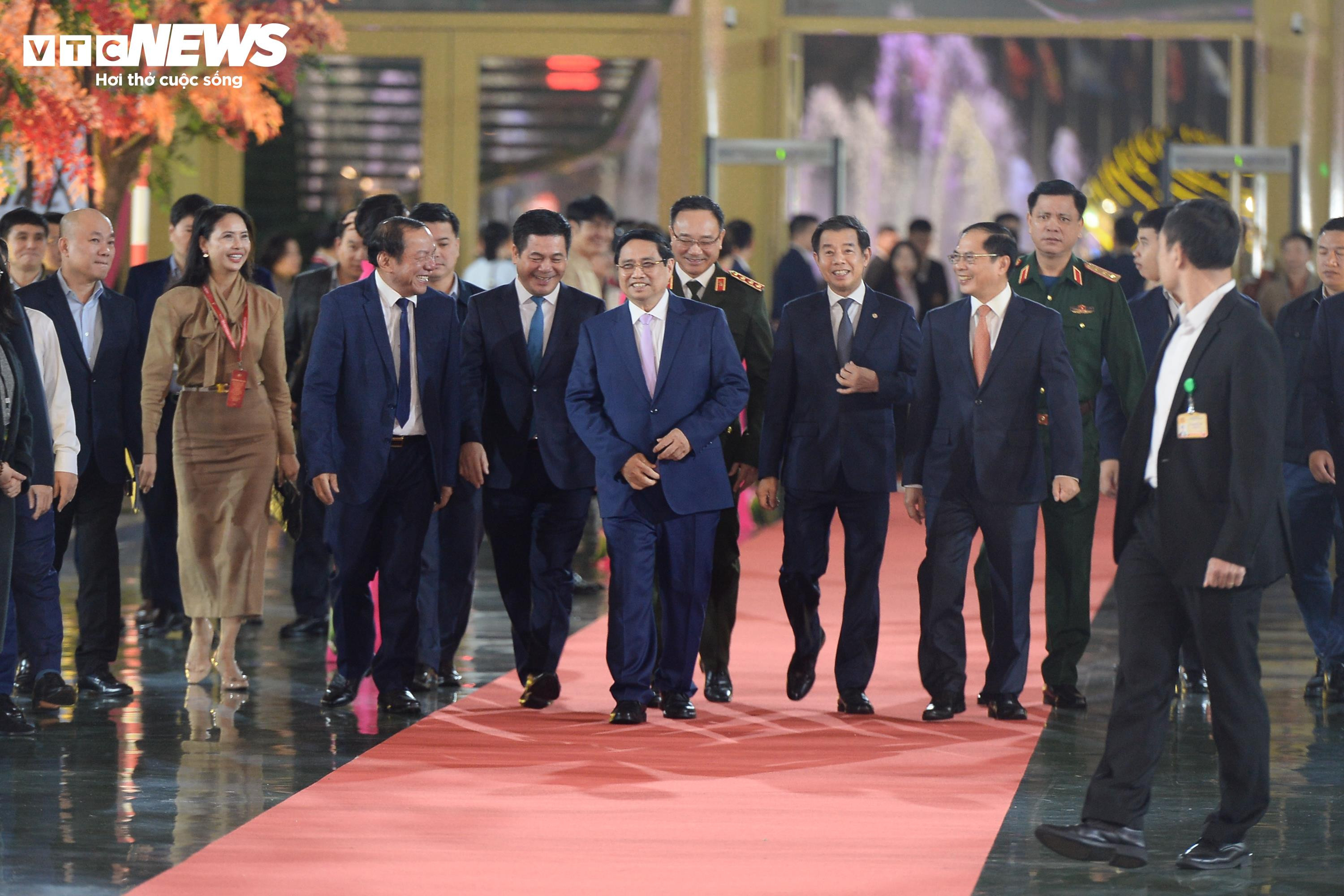 Thủ tướng Phạm Minh Chính dự lễ bế mạc Hội chợ mùa Thu lần thứ nhất - 2025 - 1