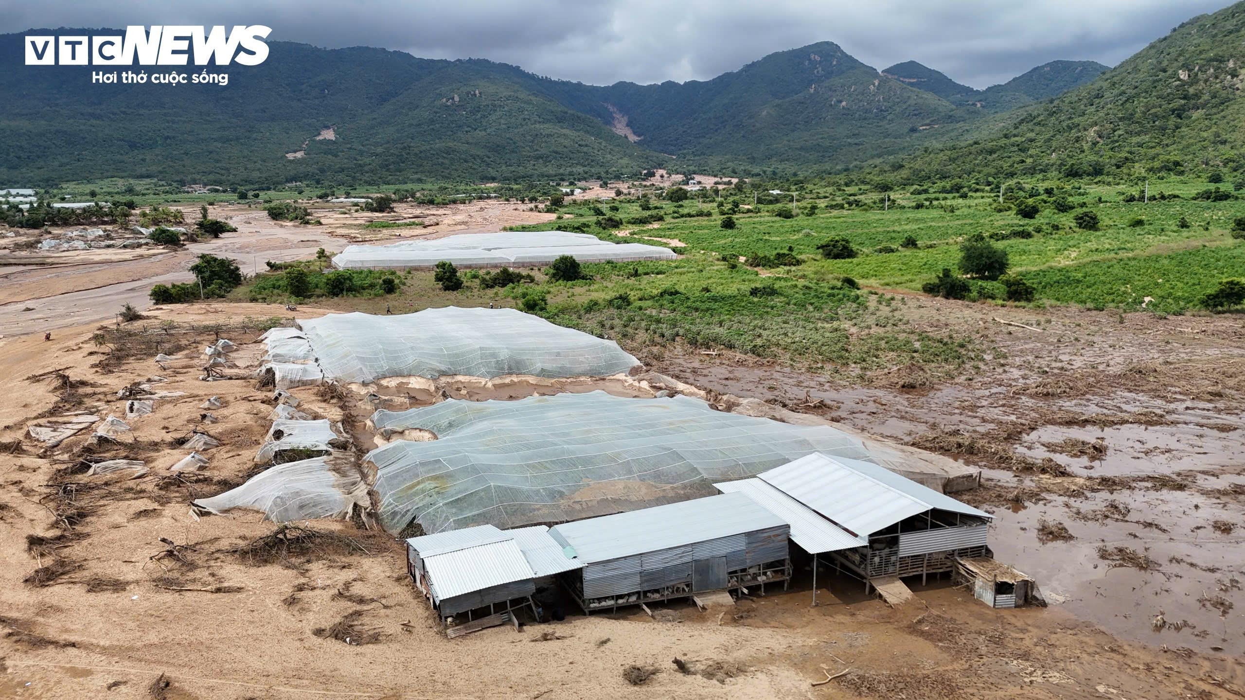 Cận cảnh hồ chứa nước bị vỡ khiến 1 người chết ở Lâm Đồng - 8