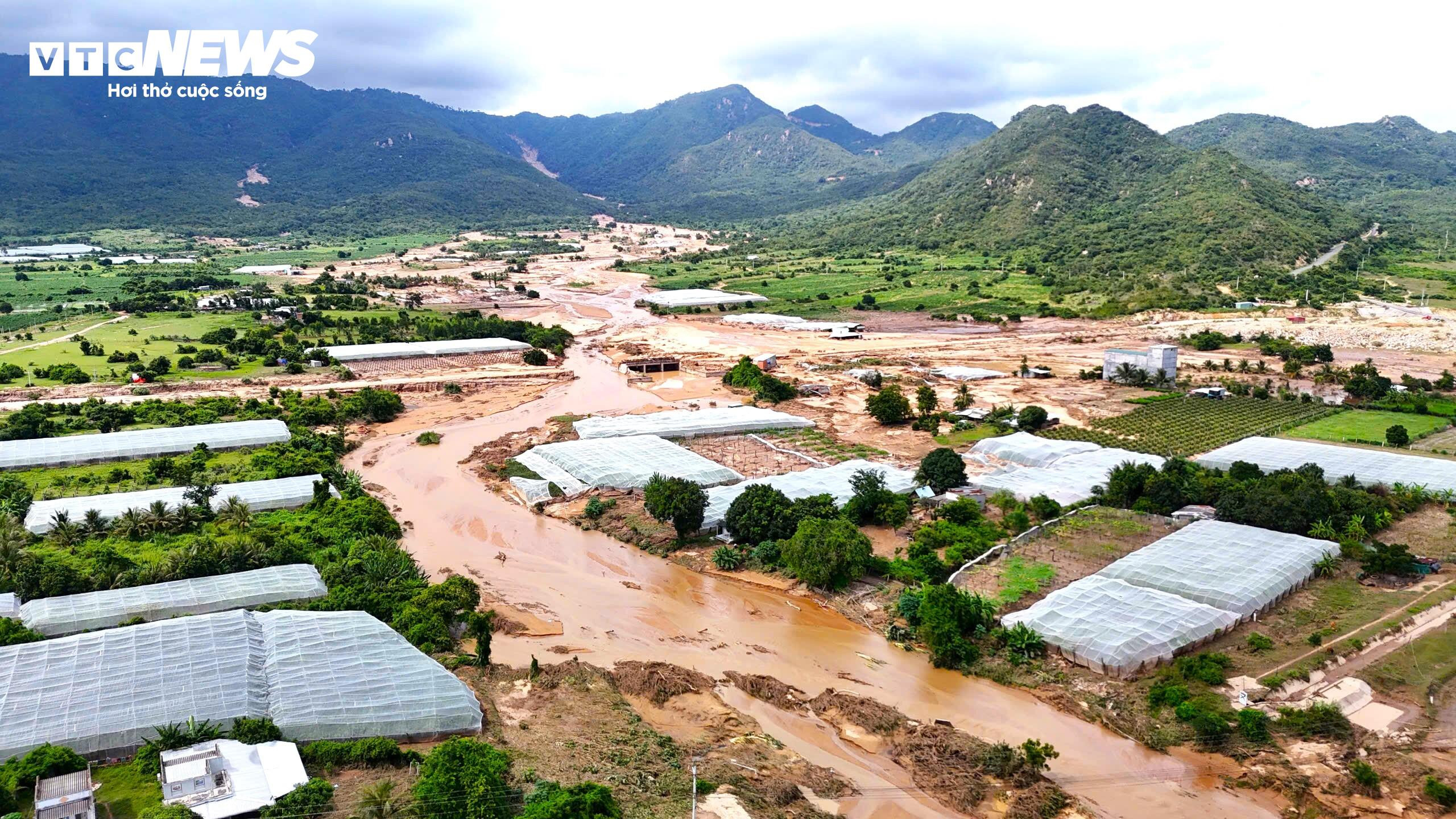 Cận cảnh hồ chứa nước bị vỡ khiến 1 người chết ở Lâm Đồng - 15