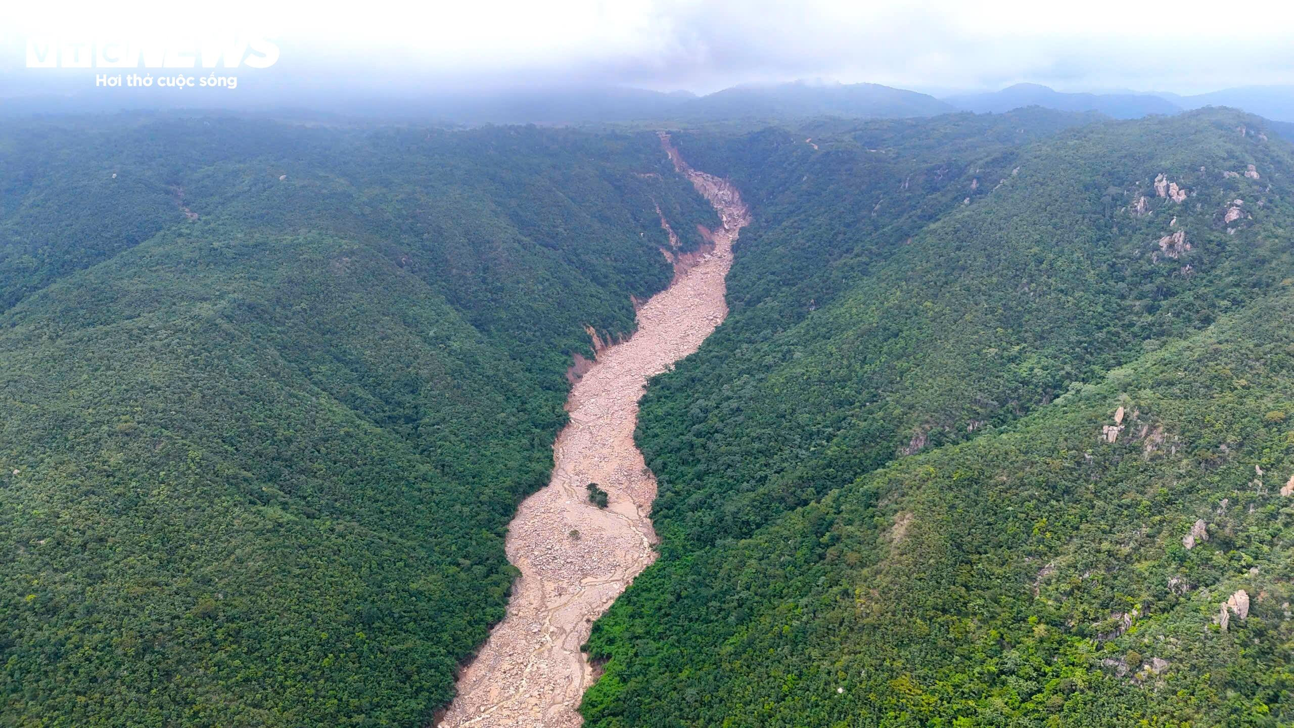 Cận cảnh hồ chứa nước bị vỡ khiến 1 người chết ở Lâm Đồng - 17