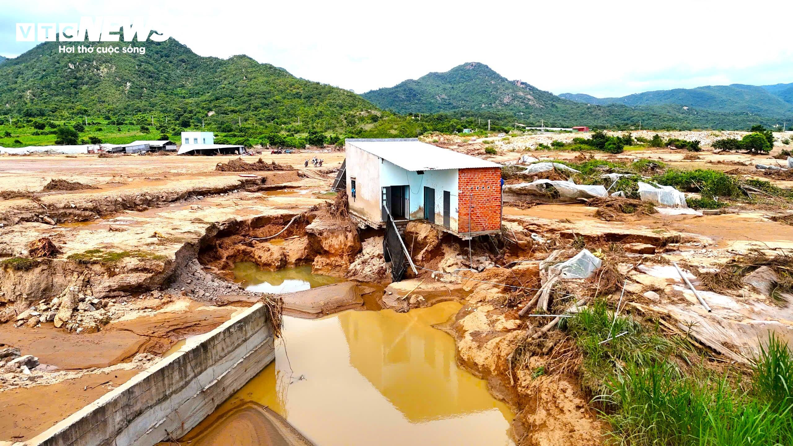 Người dân Lâm Đồng giúp nhau dựng lại từng mái nhà sau sự cố vỡ hồ chứa nước - 4