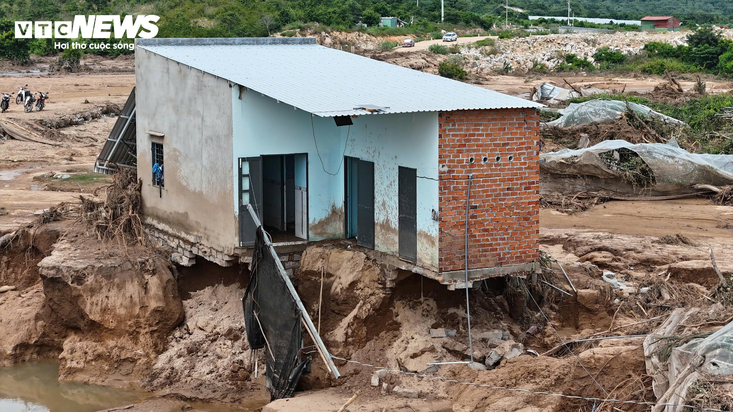 Cận cảnh hồ chứa nước bị vỡ khiến 1 người chết ở Lâm Đồng - 9