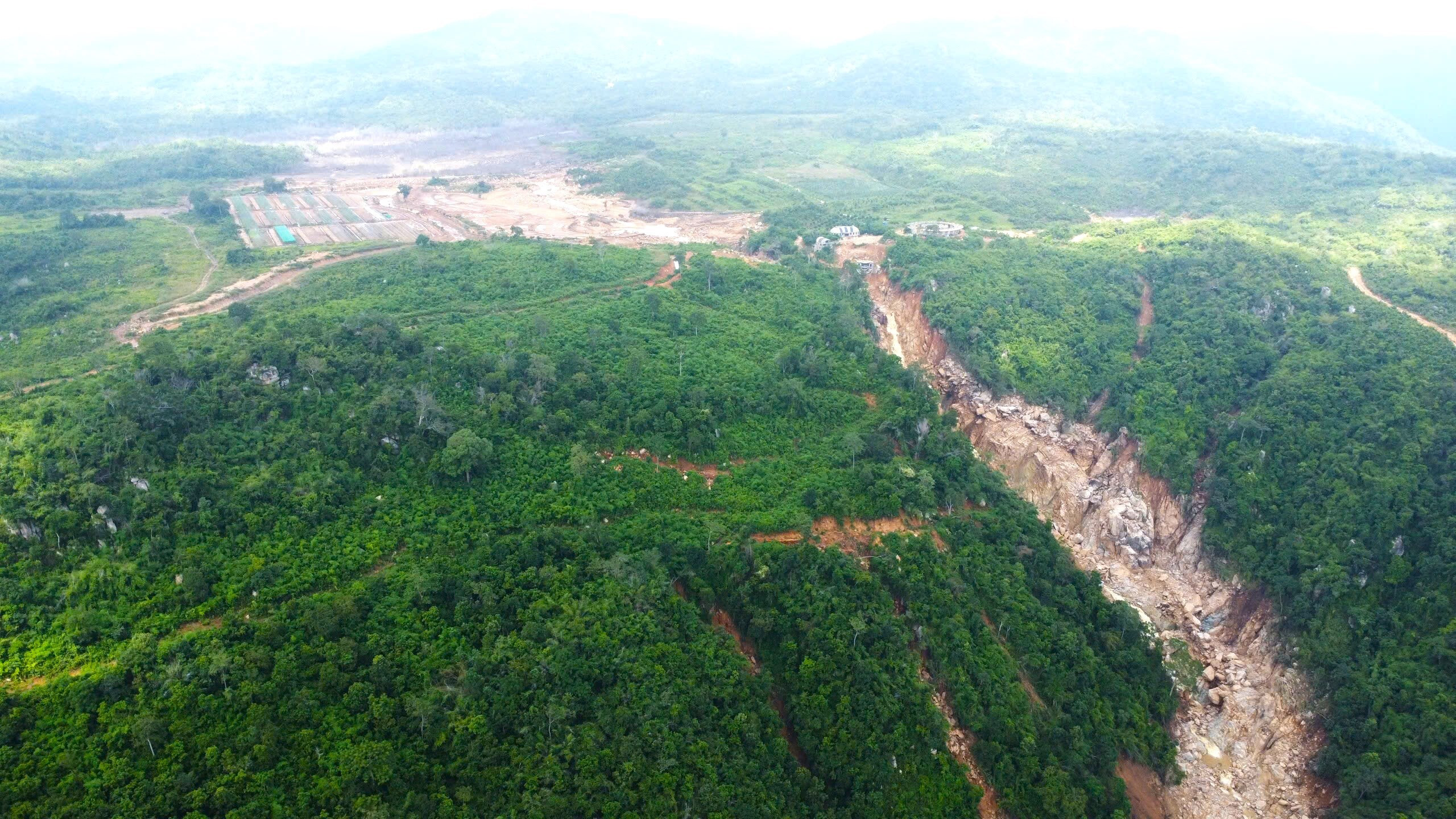 Cận cảnh hồ chứa nước bị vỡ khiến 1 người chết ở Lâm Đồng - 3