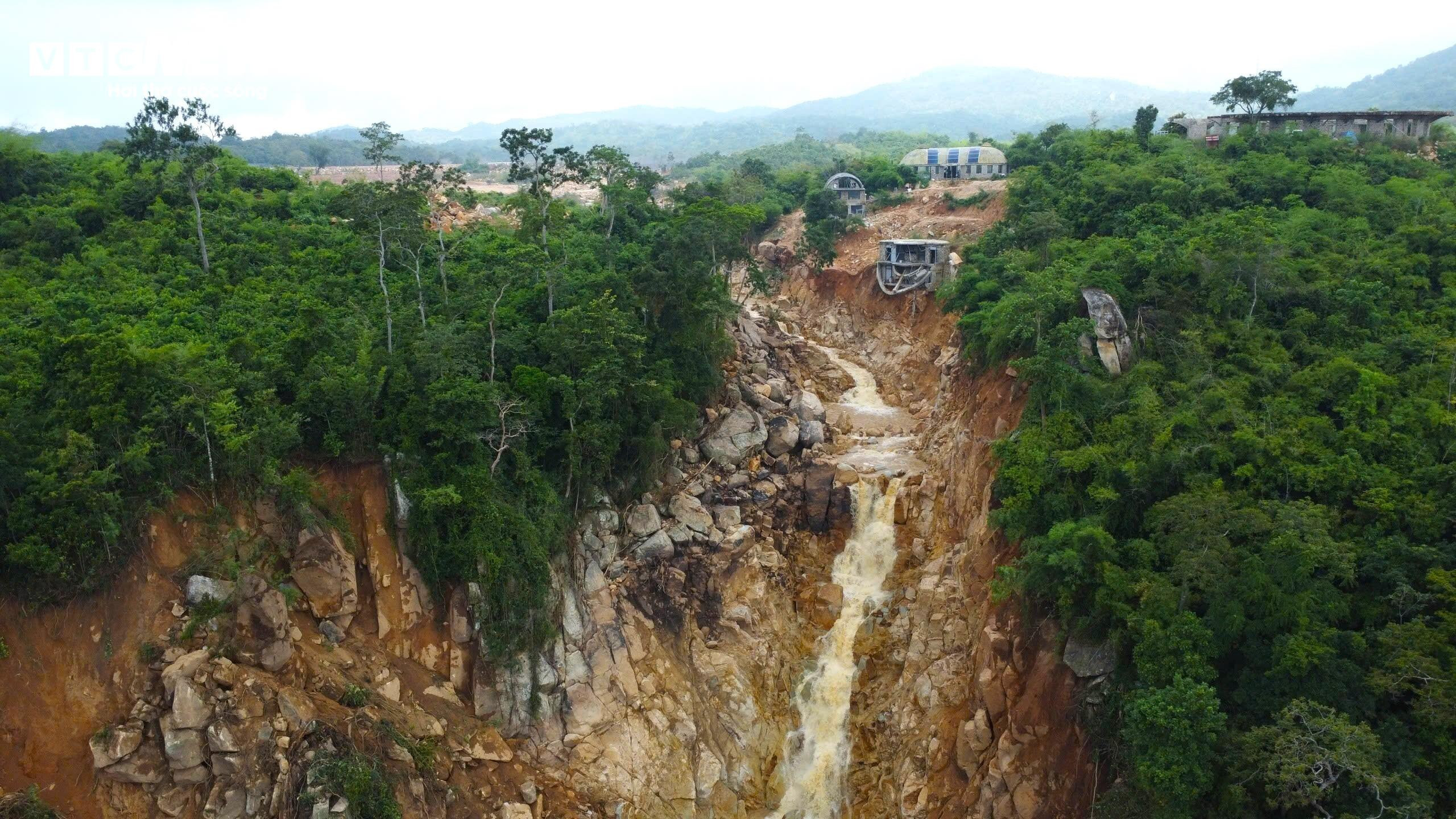 Cận cảnh hồ chứa nước bị vỡ khiến 1 người chết ở Lâm Đồng - 1