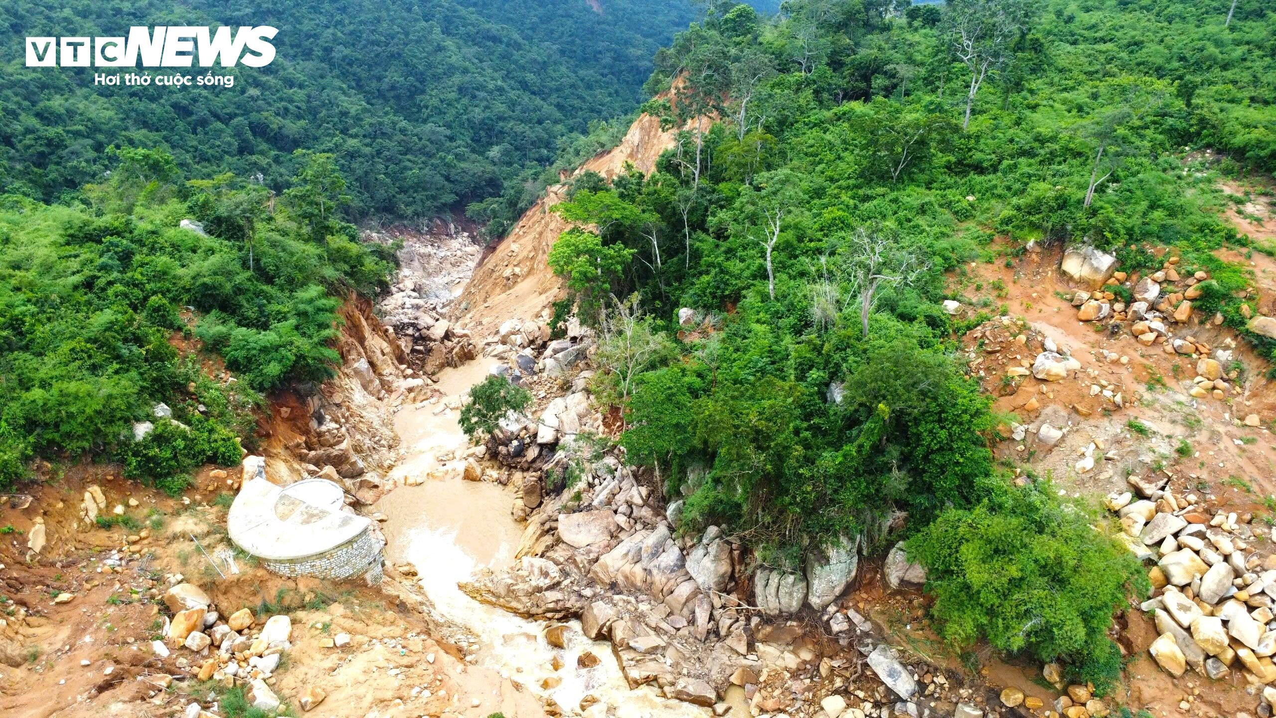 Cận cảnh hồ chứa nước bị vỡ khiến 1 người chết ở Lâm Đồng - 5