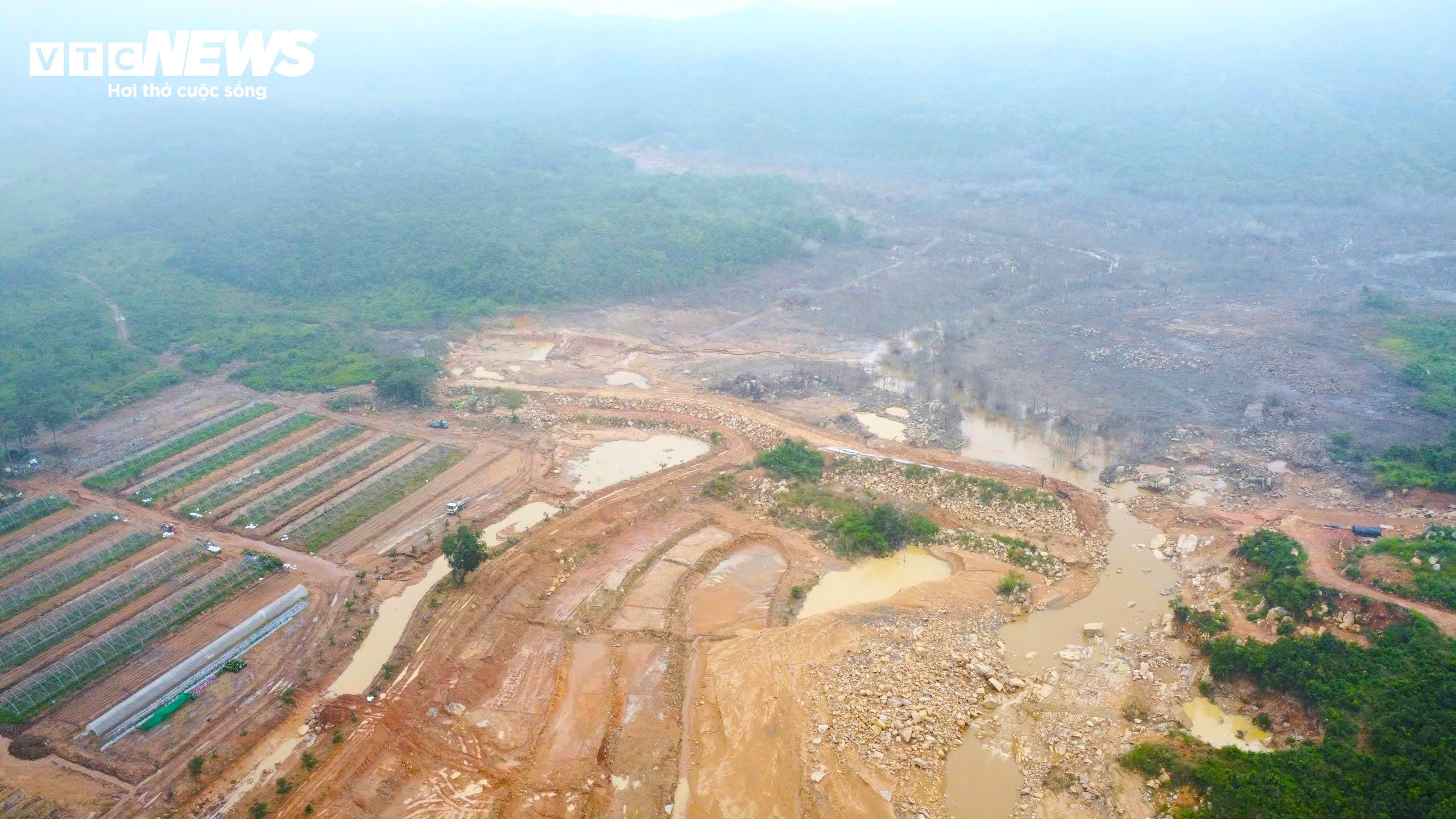 Cận cảnh hồ chứa nước bị vỡ khiến 1 người chết ở Lâm Đồng - 4