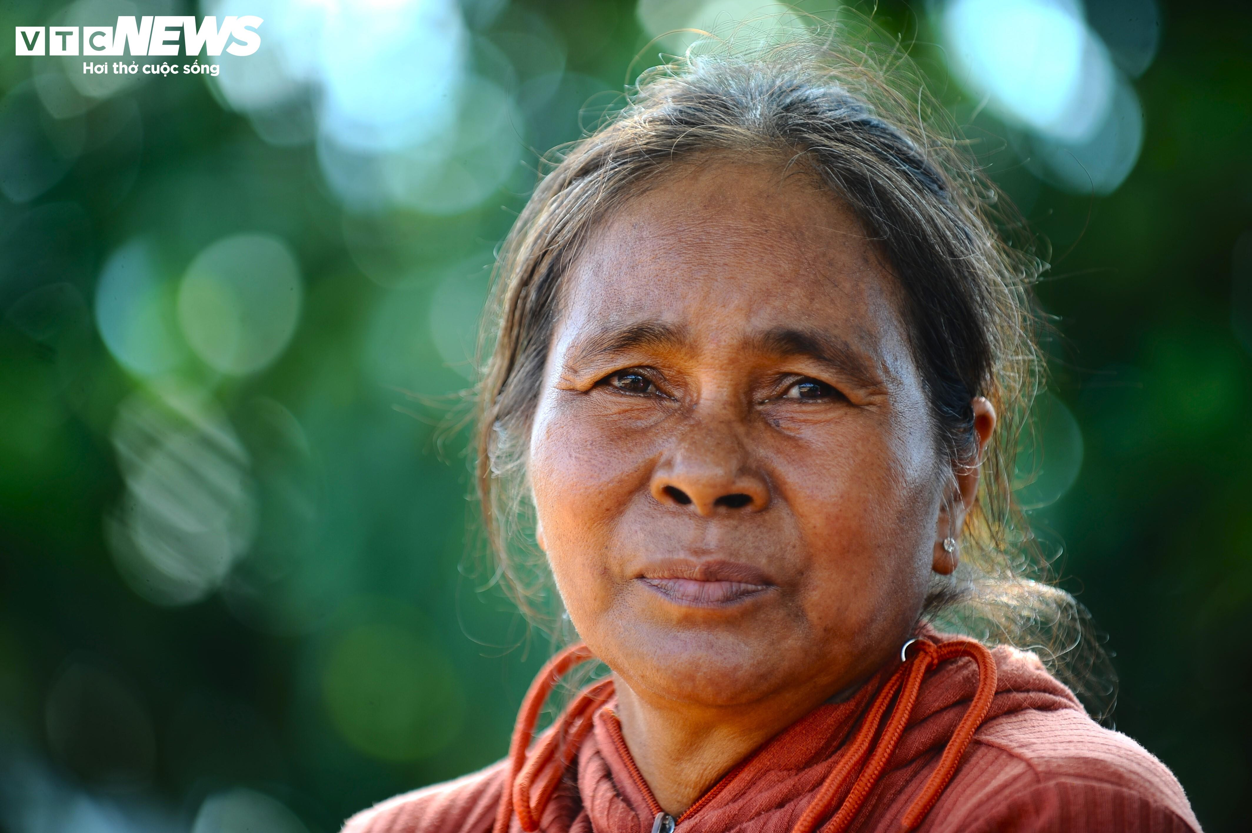 Lực lượng chức năng cùng người dân dọn dẹp sau vụ vỡ hồ chứa nước ở Lâm Đồng - 6