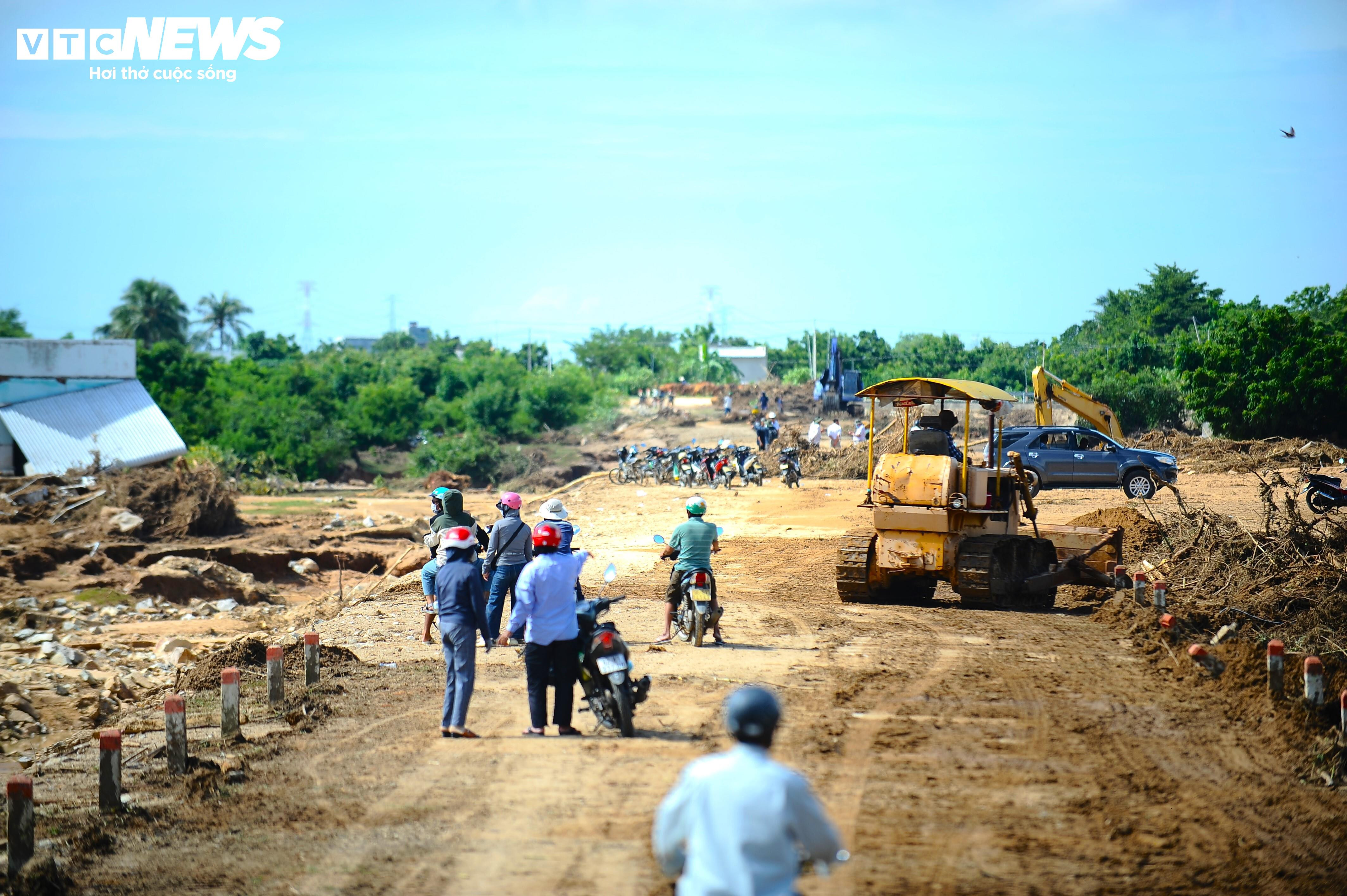 Lực lượng chức năng cùng người dân dọn dẹp sau vụ vỡ hồ chứa nước ở Lâm Đồng - 1