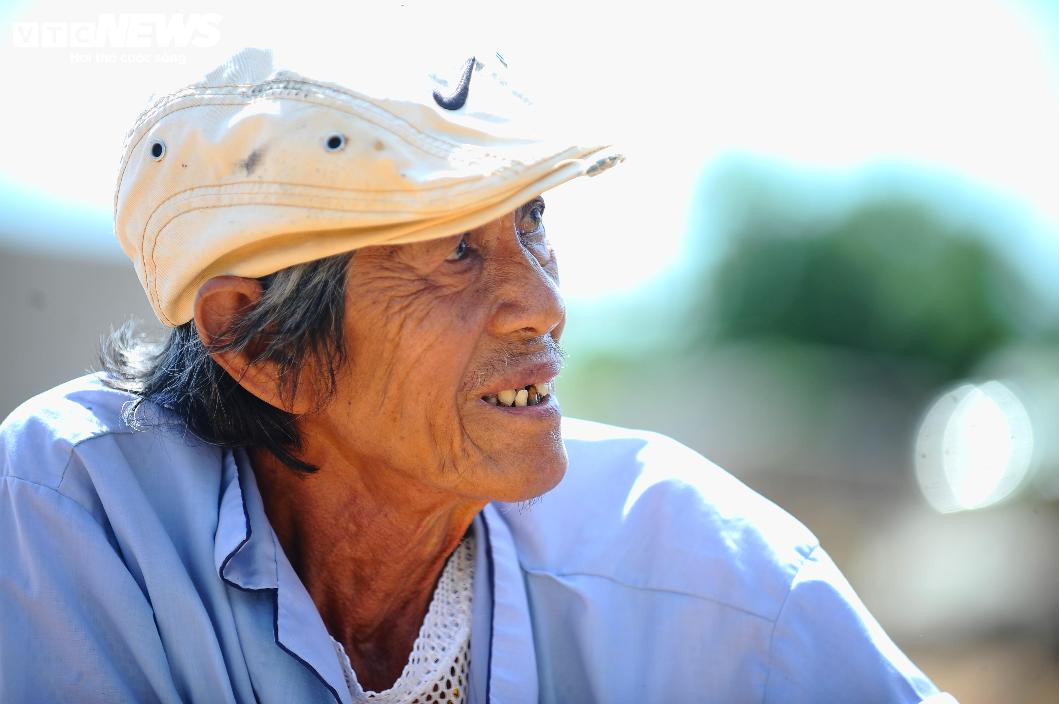 Lực lượng chức năng cùng người dân dọn dẹp sau vụ vỡ hồ chứa nước ở Lâm Đồng - 17