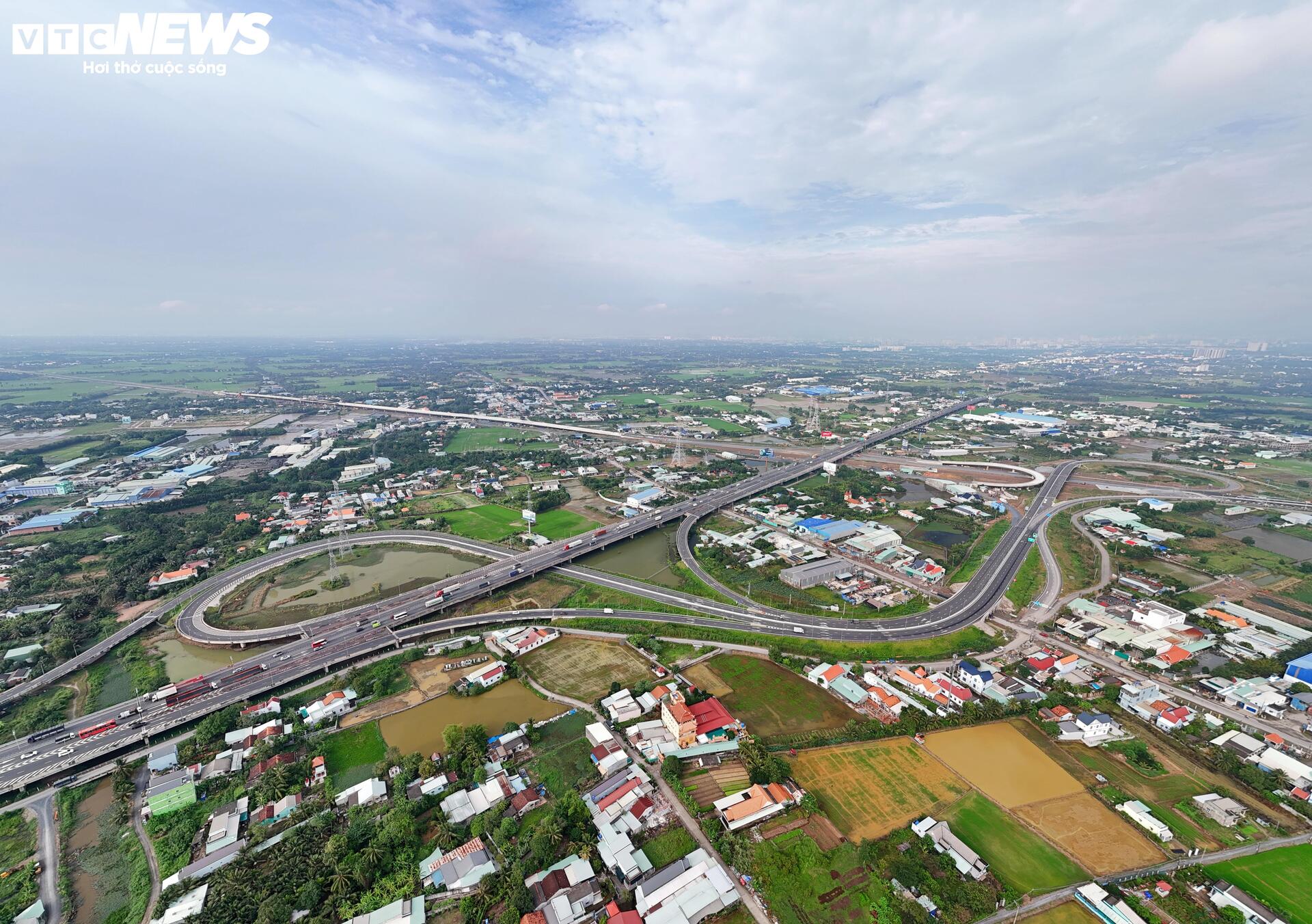 Toàn cảnh Vành đai 3 TP.HCM đoạn qua Tây Ninh tăng tốc về đích - 1