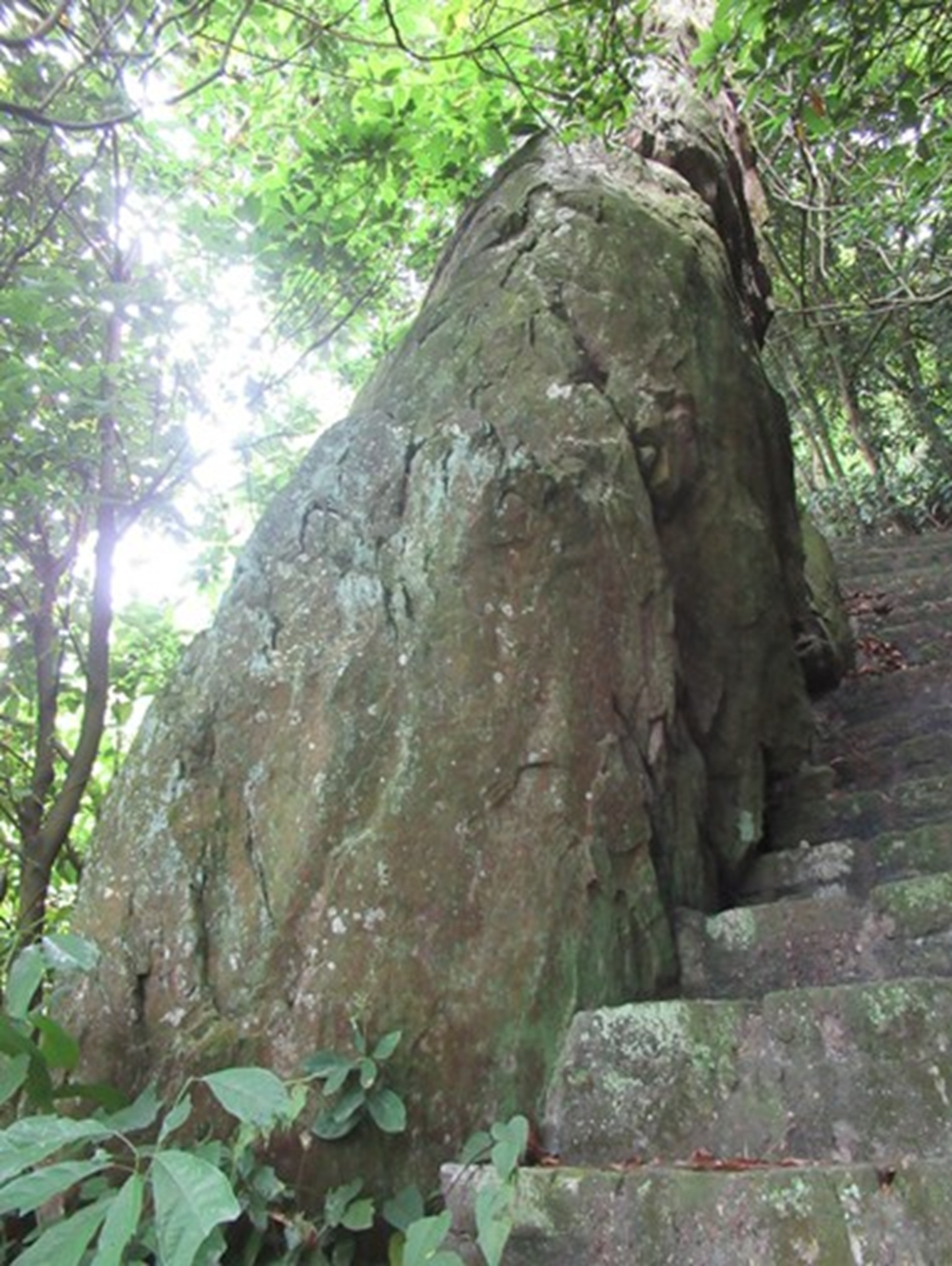 Hòn đá nứt ở lưng núi Vệ Linh - tương truyền là áo giáp của Phù Đổng Thiên Vương để lại trước khi bay lên trời. (Ảnh: bahviet18.com)