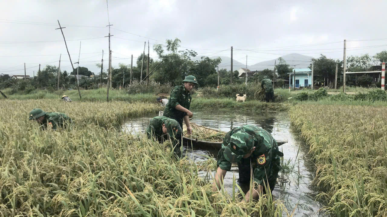 Bộ đội, công an dồn toàn lực sơ tán dân đến nơi an toàn trước thềm bão số 13 - 6