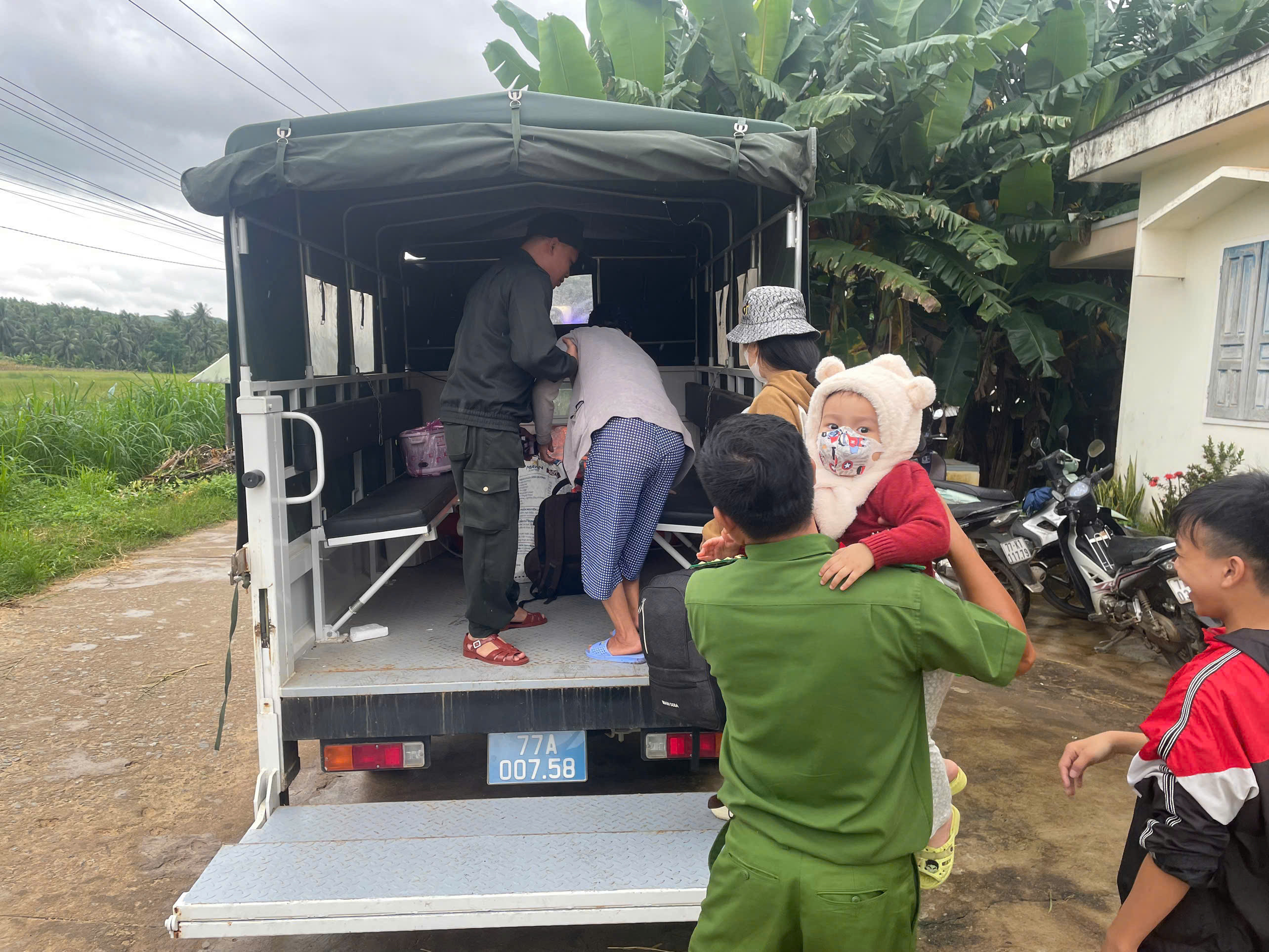 Bộ đội, công an dồn toàn lực sơ tán dân đến nơi an toàn trước thềm bão số 13 - 2