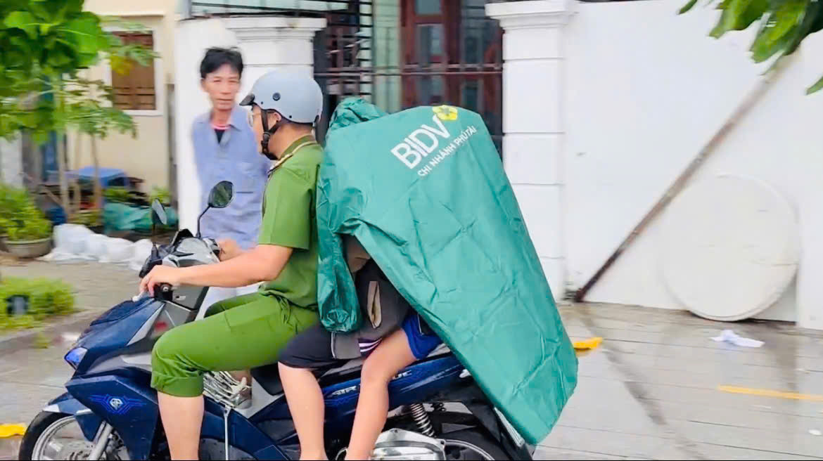 Bộ đội, công an dồn toàn lực sơ tán dân đến nơi an toàn trước thềm bão số 13 - 1