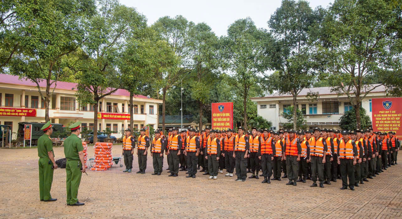 Bộ đội, công an dồn toàn lực sơ tán dân đến nơi an toàn trước thềm bão số 13 - 8