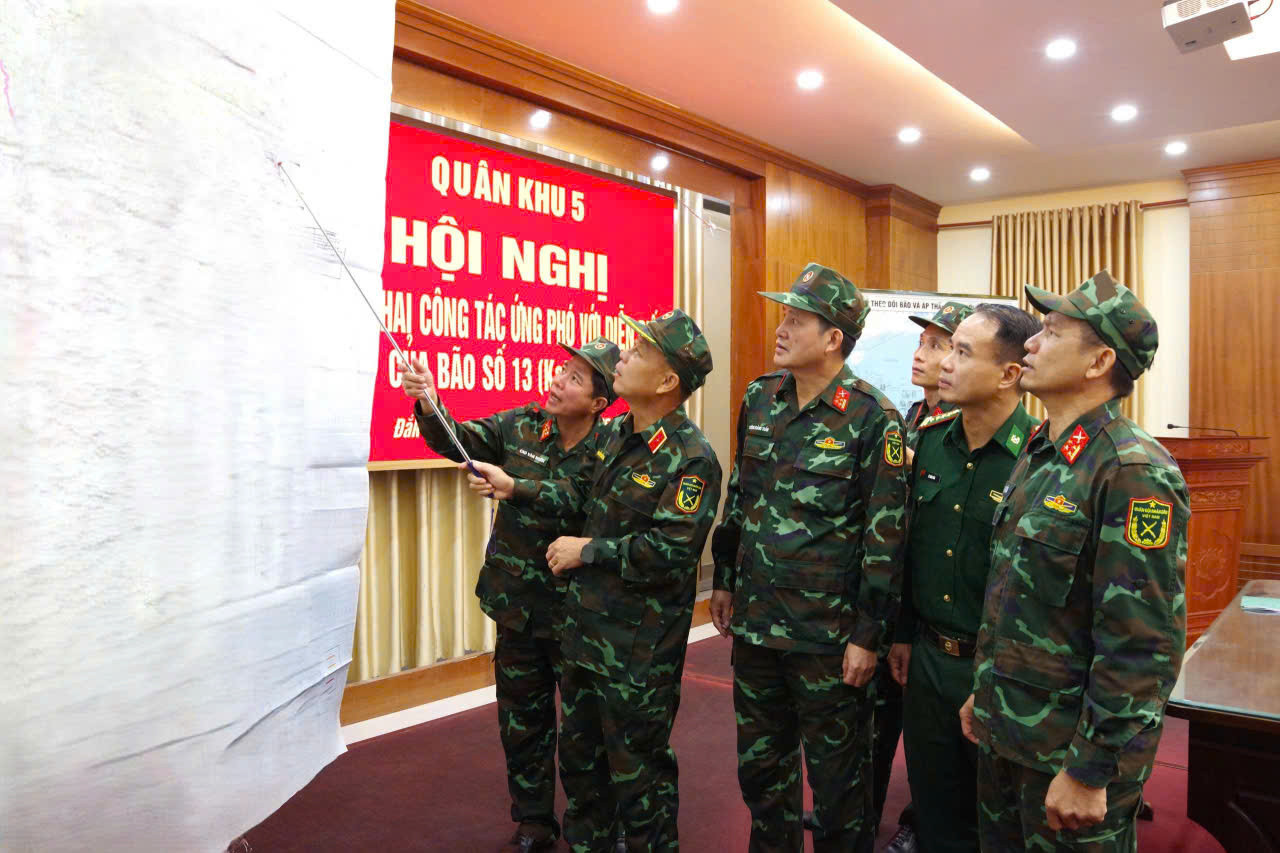 Bộ đội, công an dồn toàn lực sơ tán dân đến nơi an toàn trước thềm bão số 13 - 9