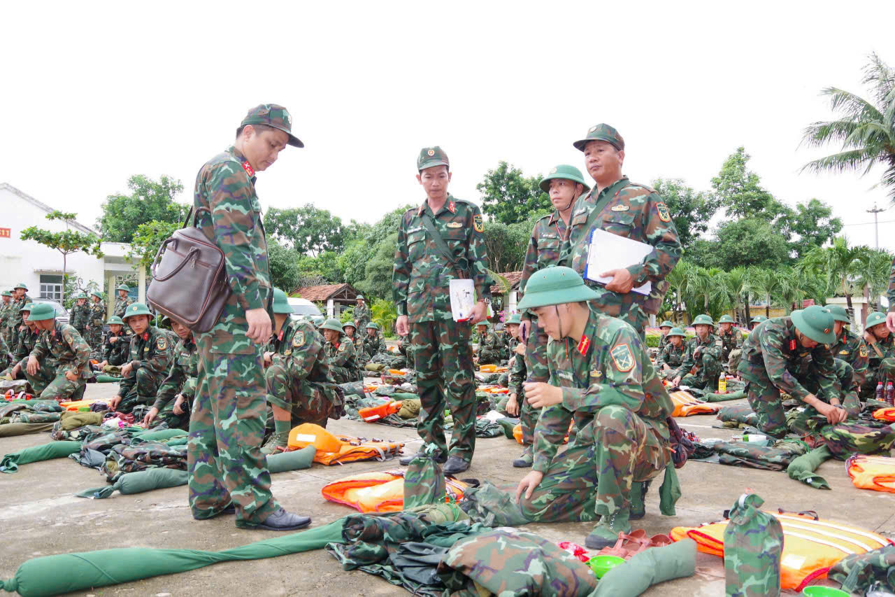 Bộ đội, công an dồn toàn lực sơ tán dân đến nơi an toàn trước thềm bão số 13 - 10