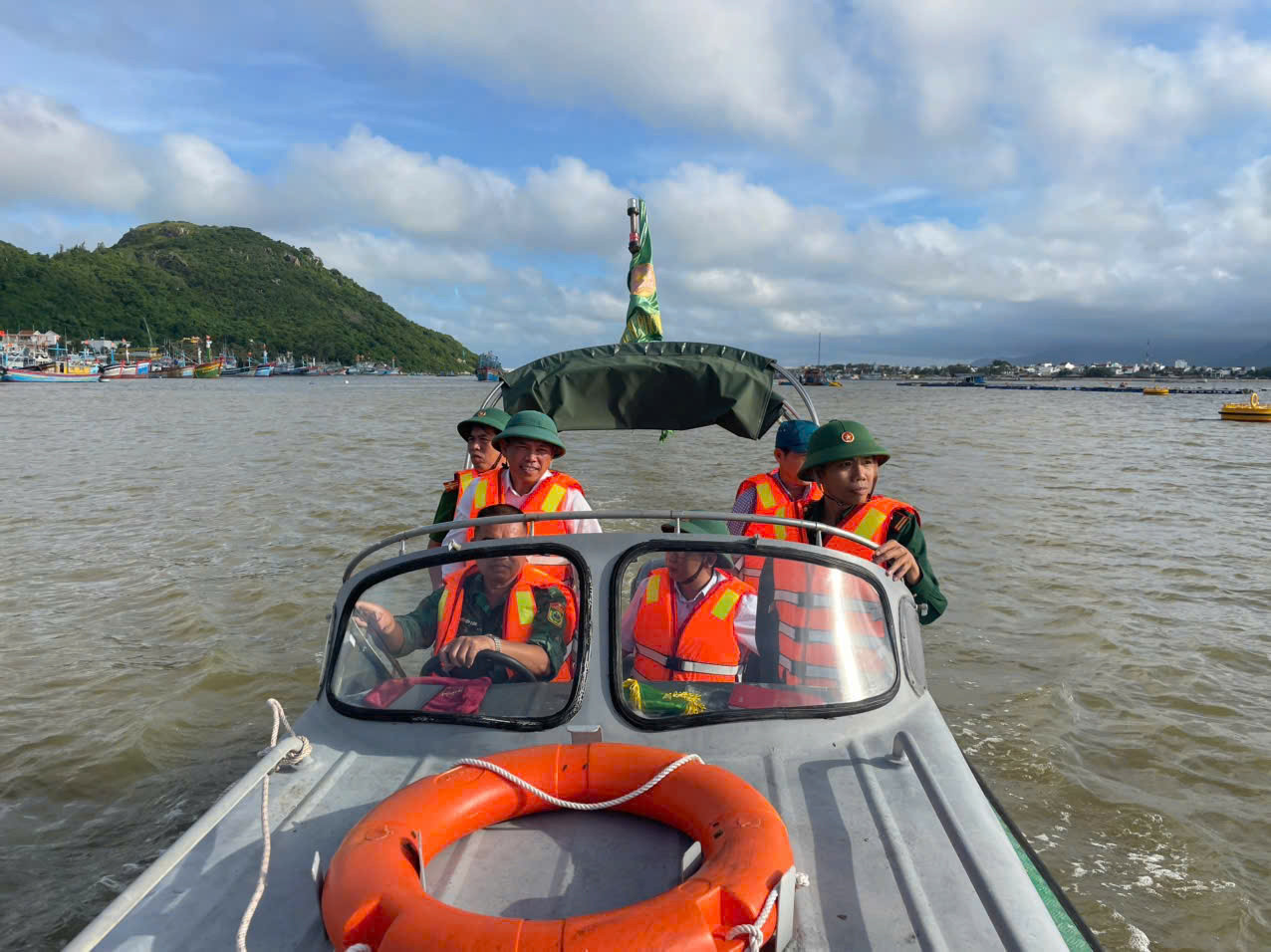 Bộ đội, công an dồn toàn lực sơ tán dân đến nơi an toàn trước thềm bão số 13 - 7