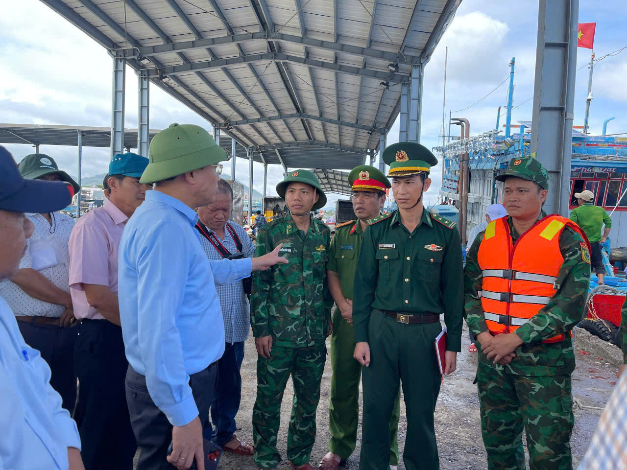 Bộ đội, công an dồn toàn lực sơ tán dân đến nơi an toàn trước thềm bão số 13 - 5