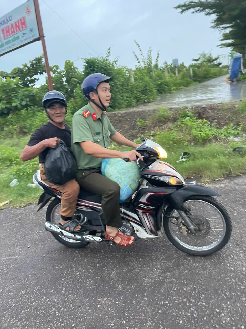 Bộ đội, công an dồn toàn lực sơ tán dân đến nơi an toàn trước thềm bão số 13 - 4