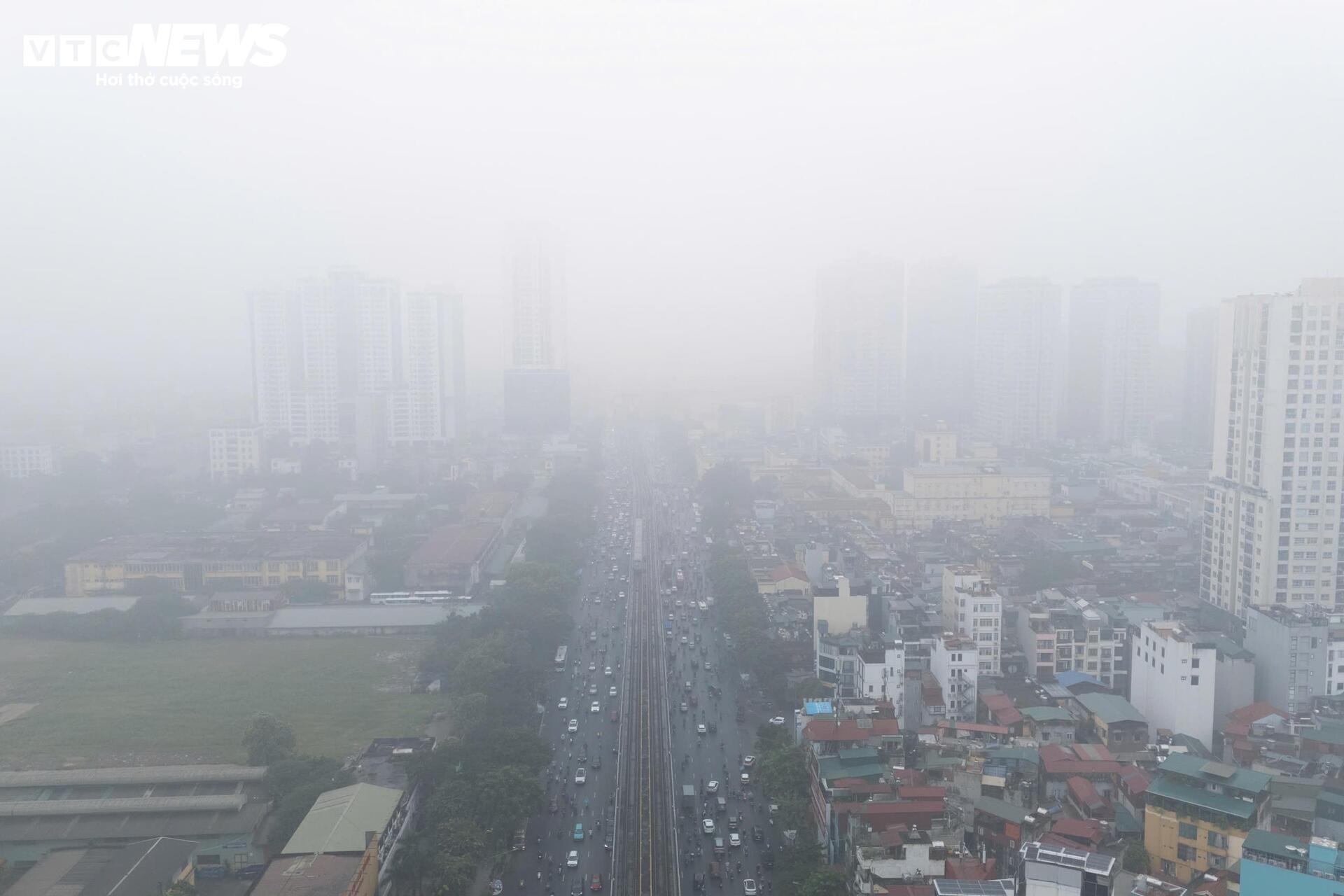 Hà Nội mờ sương, đặc bụi, người dân khổ sở đi làm - 1