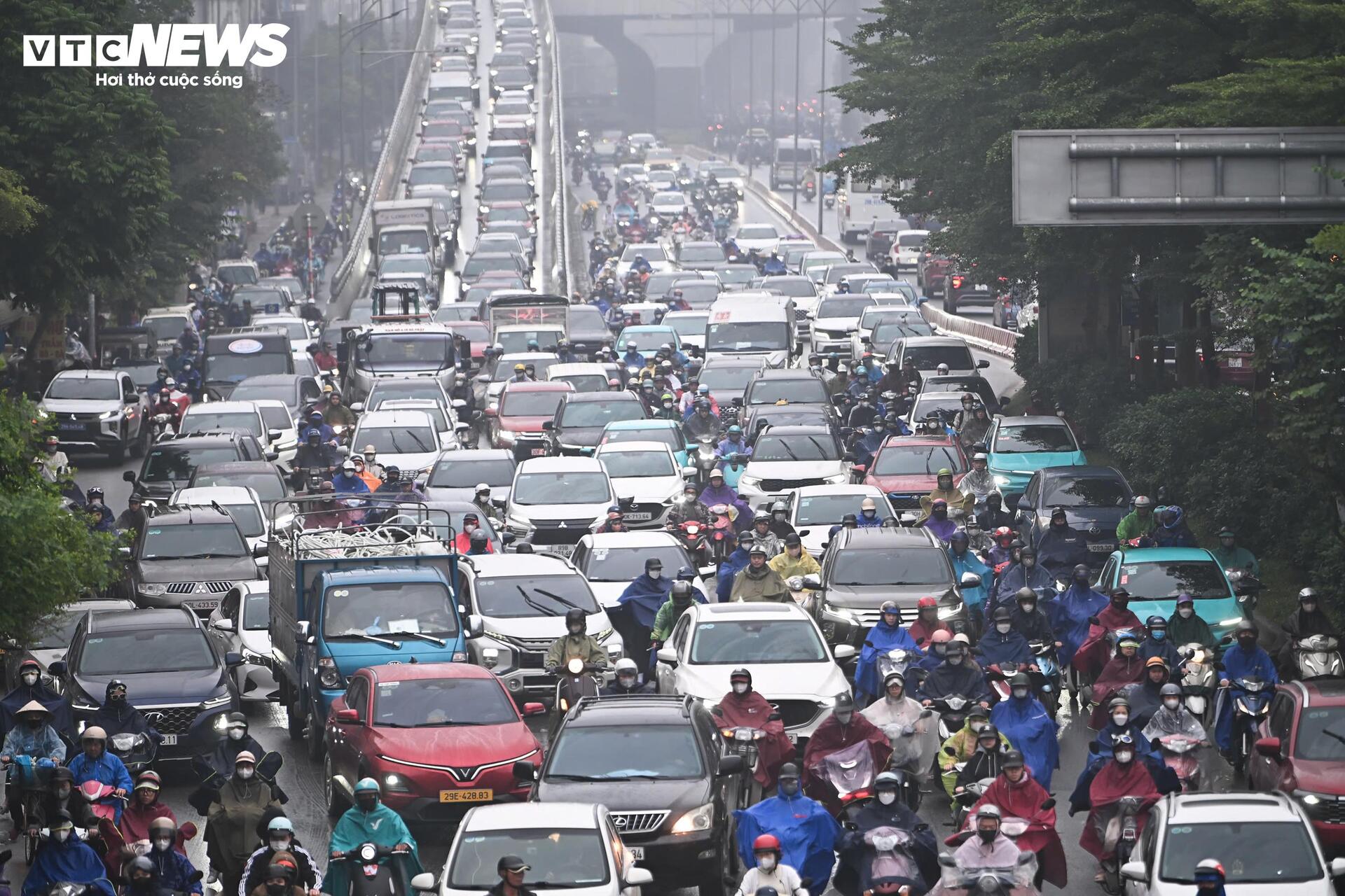 Hà Nội mờ sương, đặc bụi, người dân khổ sở đi làm - 10