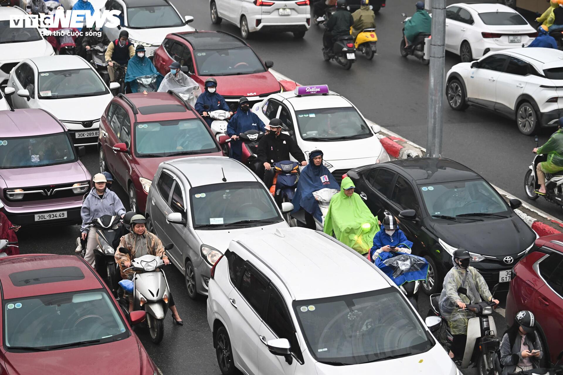 Hà Nội mờ sương, đặc bụi, người dân khổ sở đi làm - 12